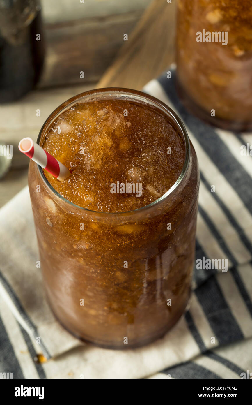 Soda pop casero congelado con escarcha beber con una paja Foto de stock