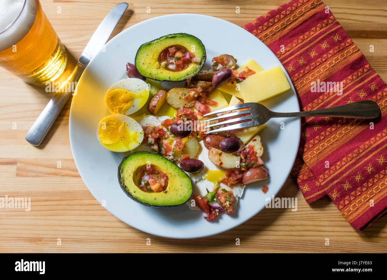 Un multiétnica antipasto frío huevo duro, aguacate, queso mozzarella