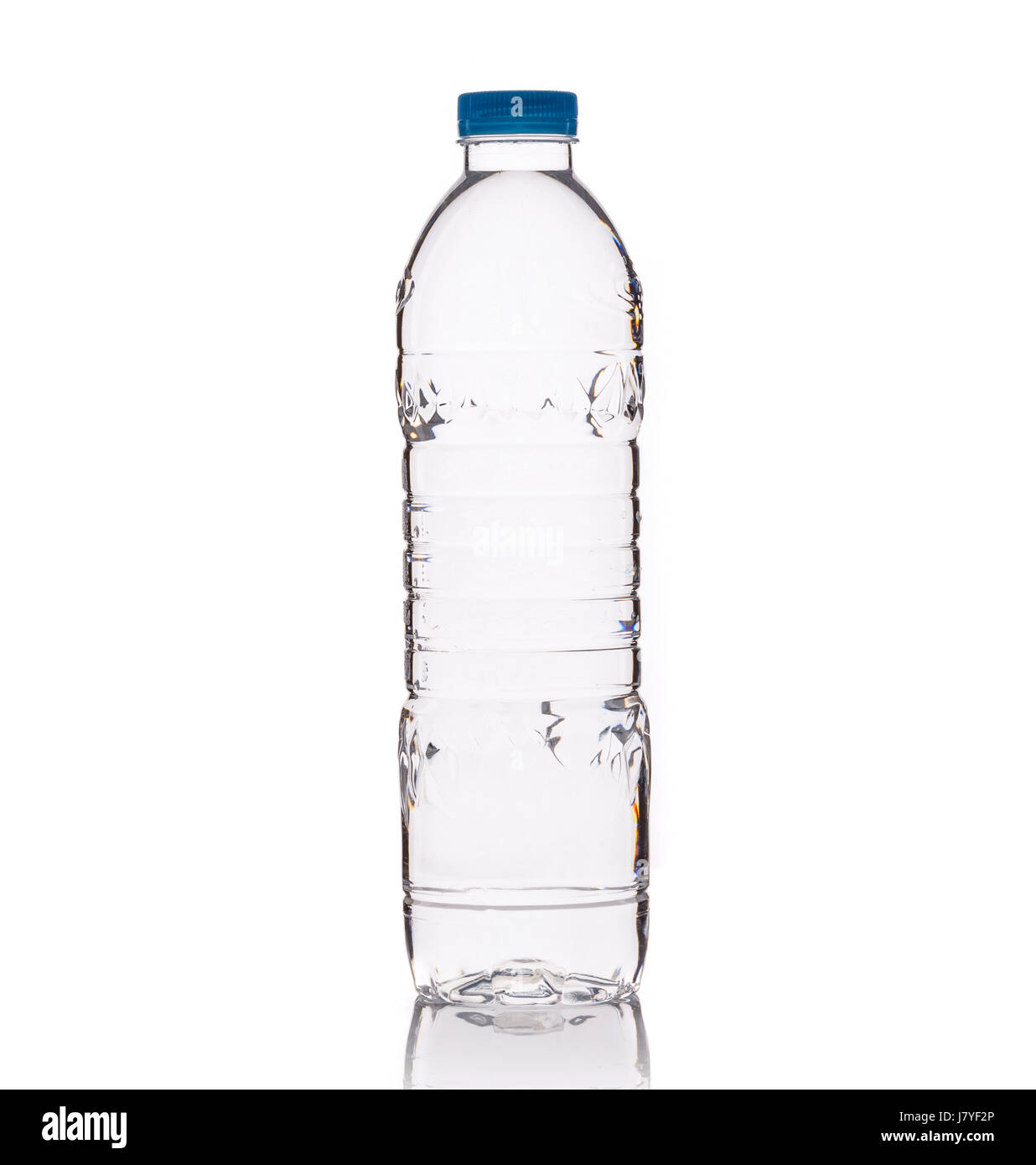 botella pequeña de agua de plástico transparente en el aire con fondo  blanco aislado foto de Stock