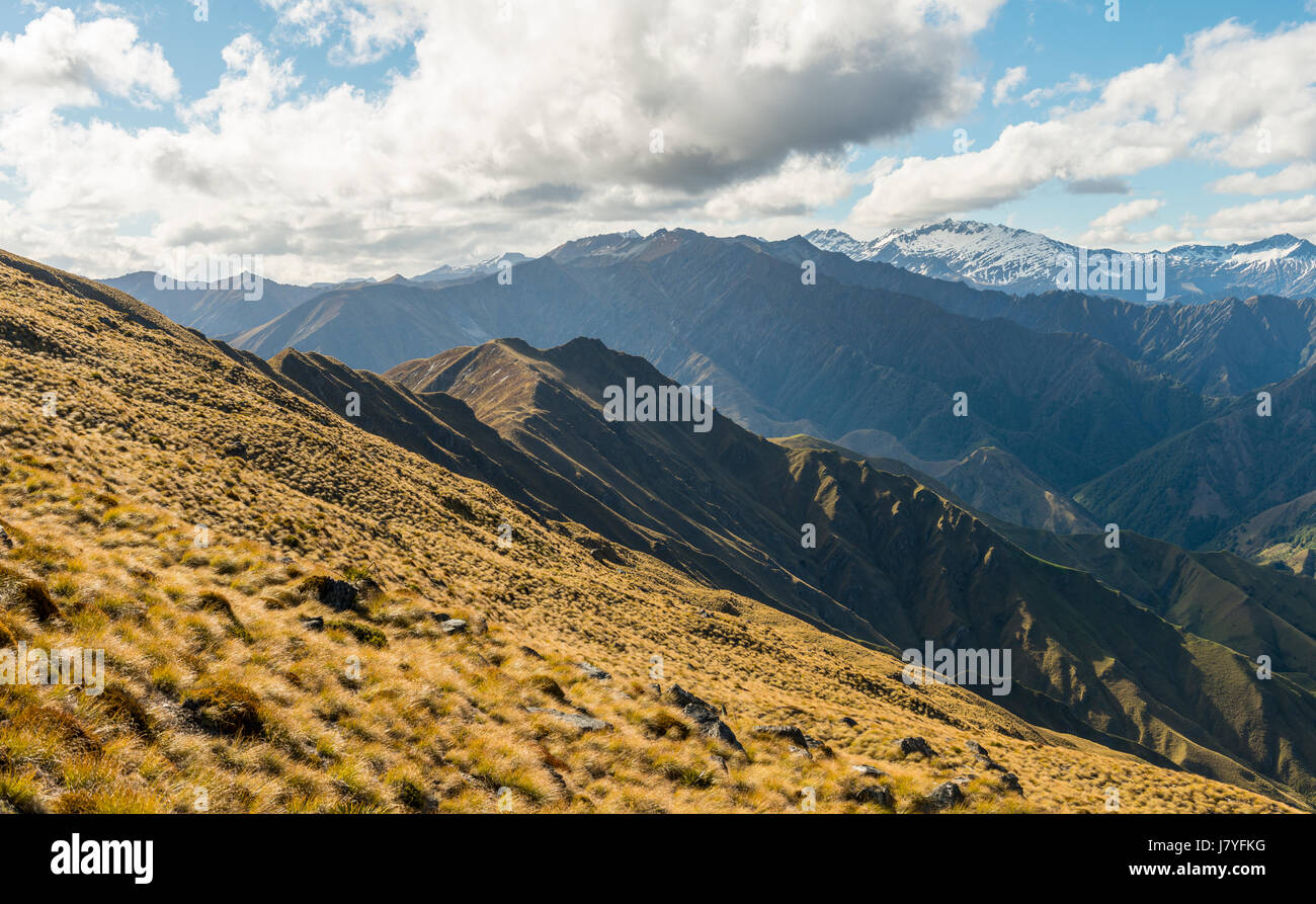 Vista a las montañas, camino a Ben Lomond, al sur de los Alpes, Otago, Isla del Sur, Nueva Zelanda Foto de stock