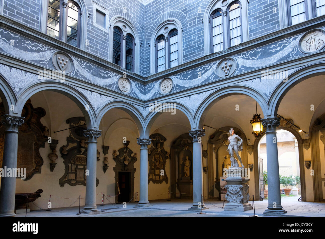 Corredor Del Patio Fotos e Imágenes de stock Alamy