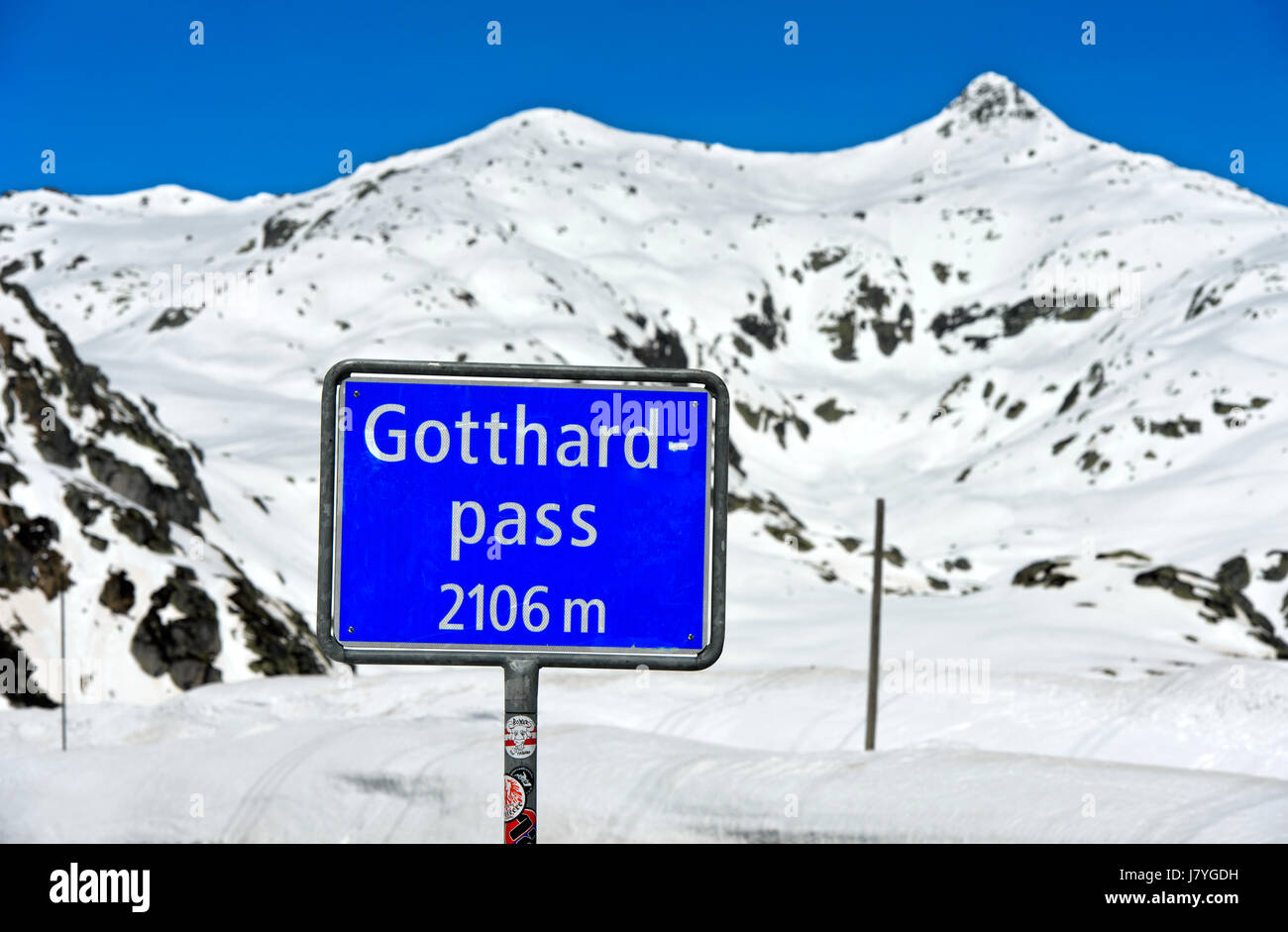 Firmar con indicación de altitud en la cumbre pass elevation, Gotthard, Airolo, Canton Ticino, Suiza Foto de stock