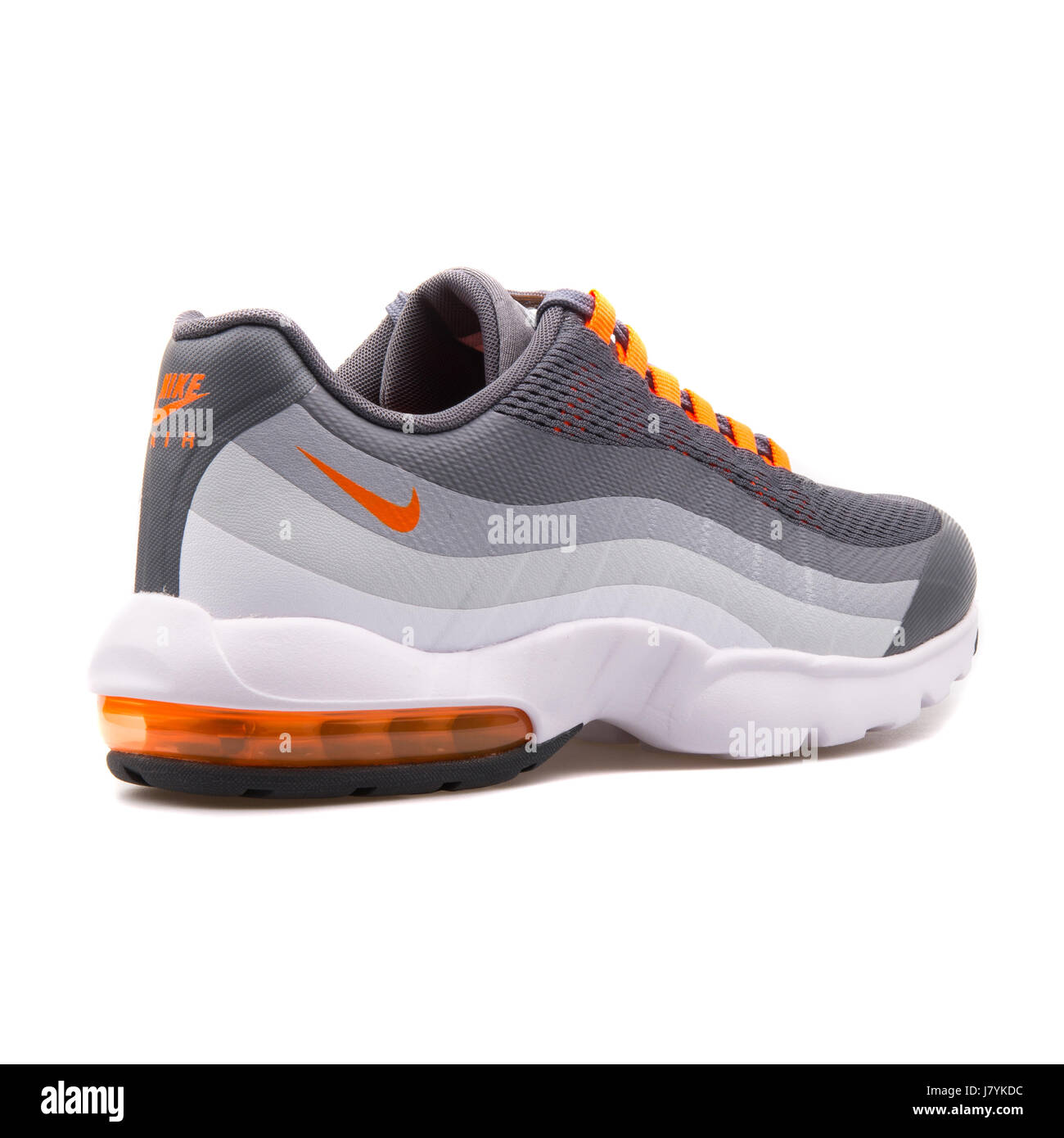 Nike orange and white sneakers fotografías e imágenes de alta resolución -  Alamy