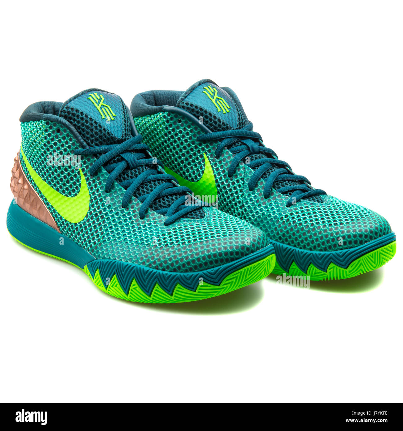 Enredo Santuario código Nike Kyrie 1 hombres verde zapatillas de baloncesto - 705277-333 Fotografía  de stock - Alamy
