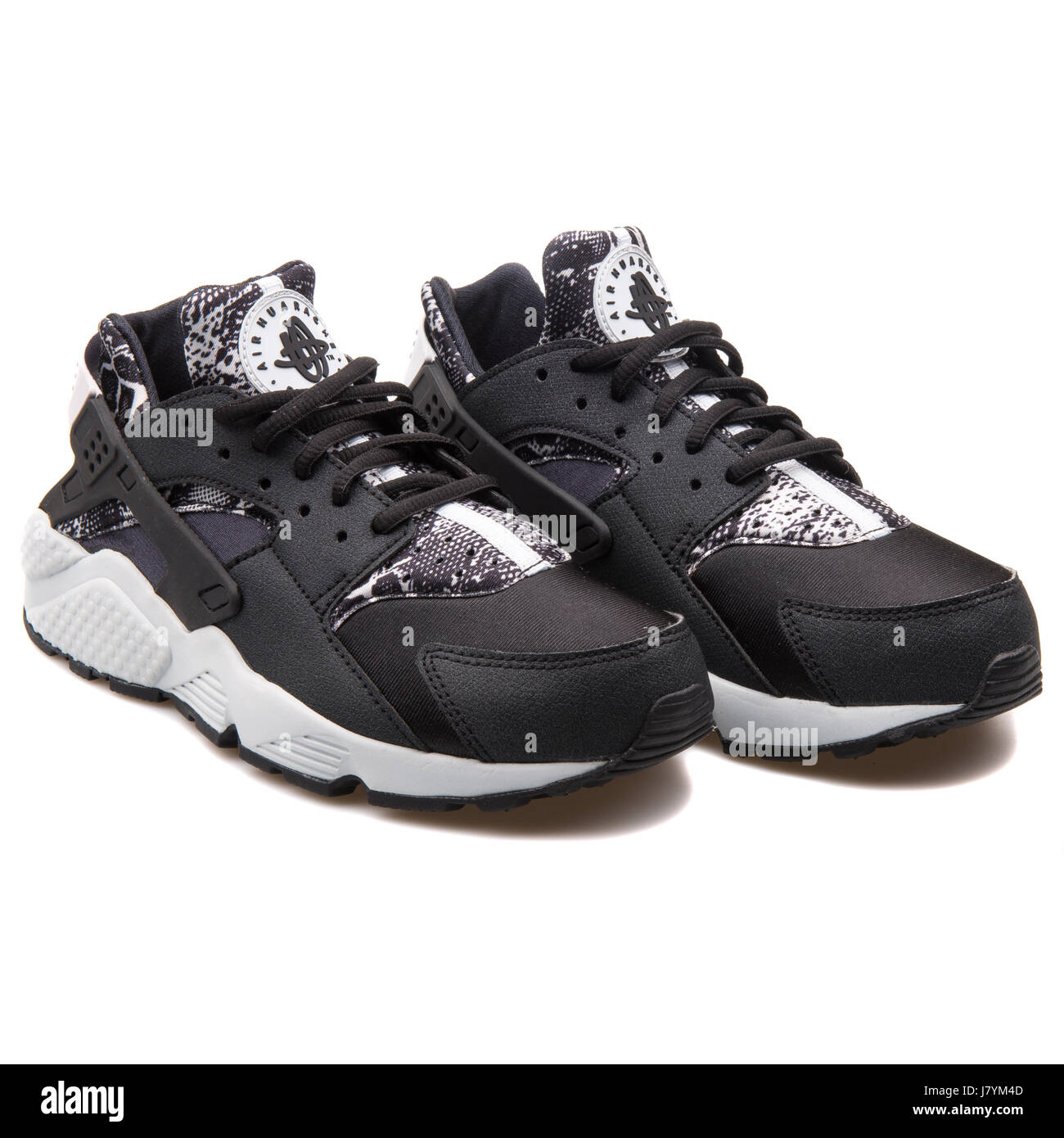Black nike sneakers Imágenes recortadas de stock - Alamy