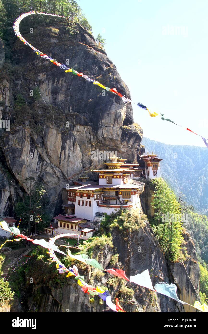 Taktshang Goemba o monasterio de Tiger's Nest con coloridas banderas de oración tibetano, Paro, Bhután. Foto de stock