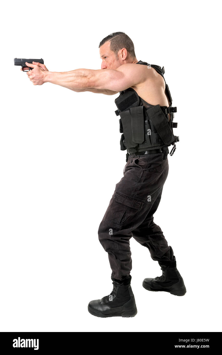 Hombre con Tactical Vest y pistola aislado en blanco Foto de stock
