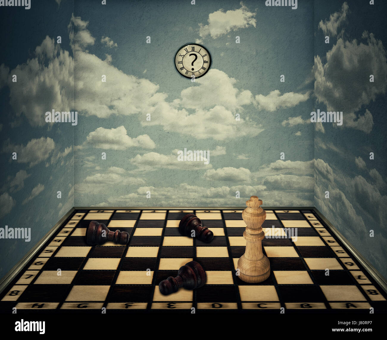 Idea de negocio como un espacio mágico con un tablero de ajedrez baja rodeado por las paredes con textura de nubes como las limitaciones y el rey pedazo ganando en la parte frontal Foto de stock