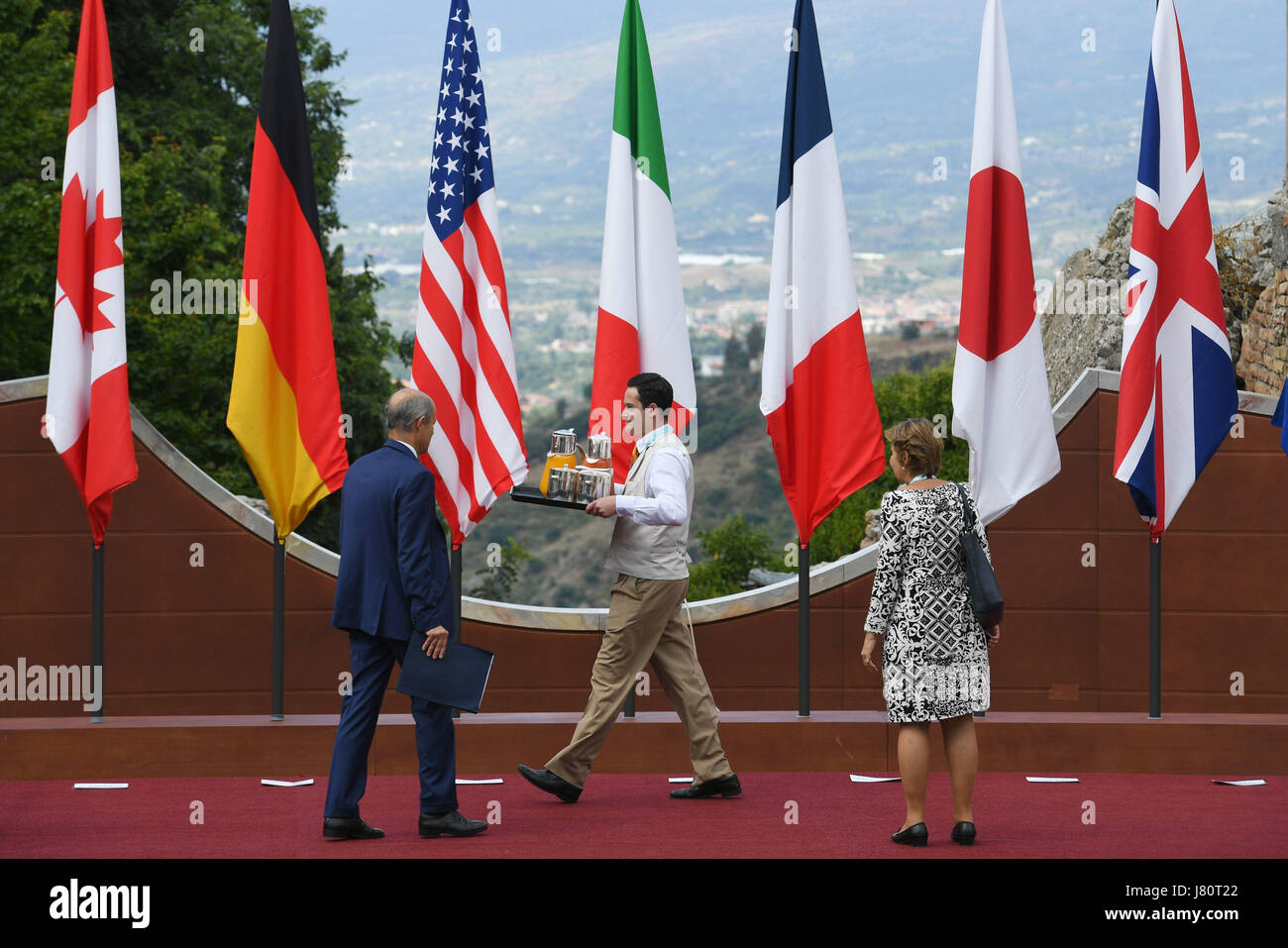 Las preparaciones son hechas por delante de la foto de familia en la cumbre del G7 celebrada en el Teatro Greco en Taormina, Sicilia, Italia. Foto de stock