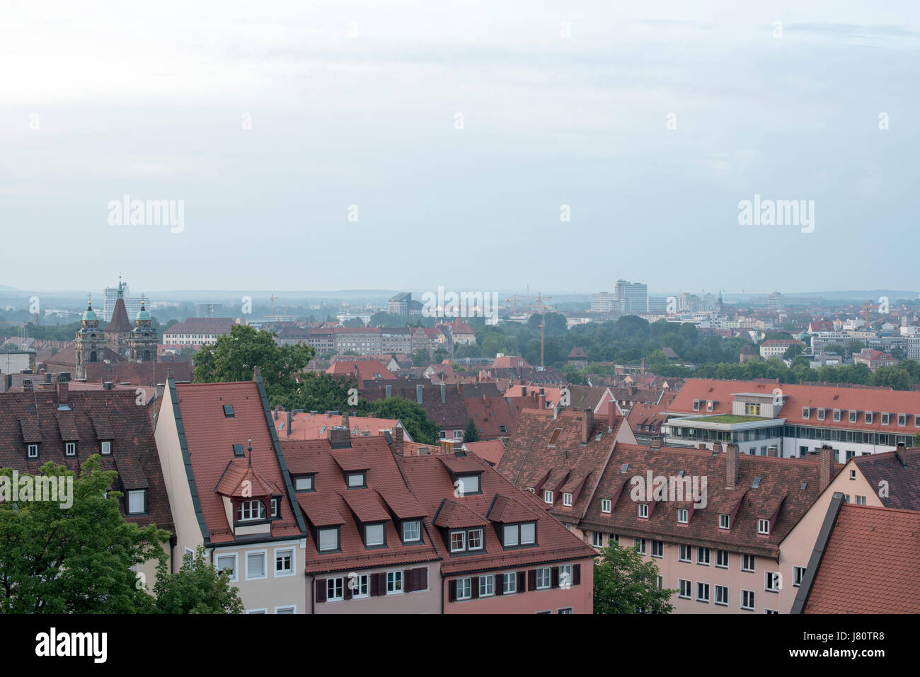 Blick von der Nürnberger Burg auf die Skyline Von Nürnberg. Vista desde el castillo de Nuremberg, Baviera, Alemania, en la luz de la mañana. Foto de stock