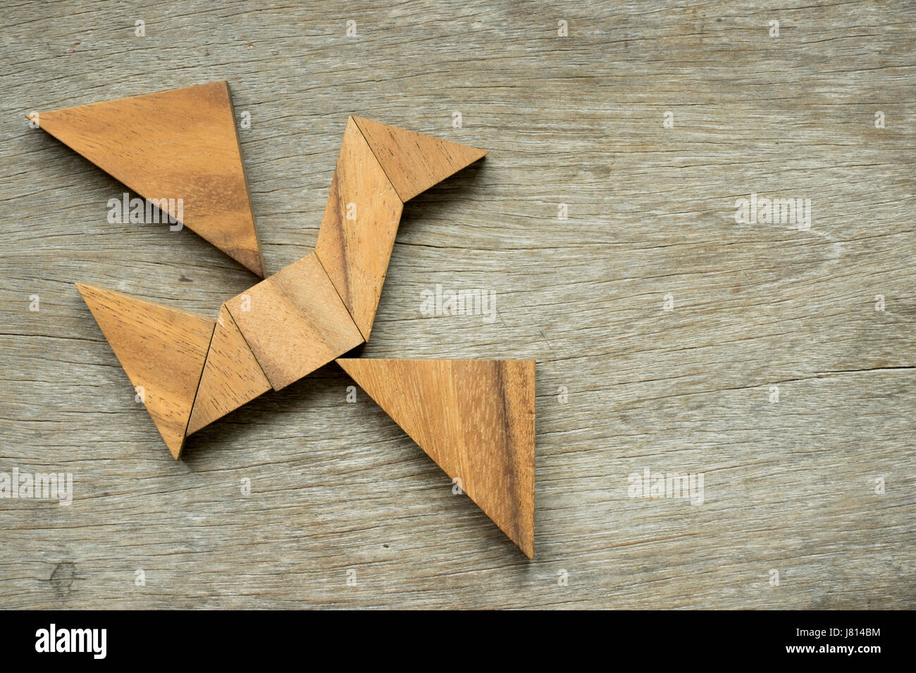 El hombre mantenga triángulo para cumplir tangram en forma de aves (concepto libertad, de vida libre o explorar el nuevo mundo Fotografía de stock - Alamy