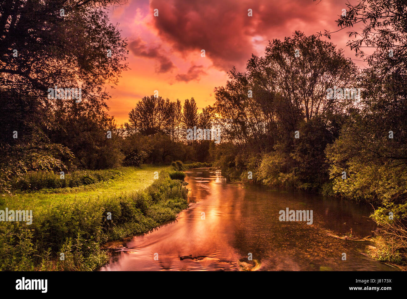 Un colorido y dramático amanecer sobre el río Kennet en Wiltshire. Foto de stock