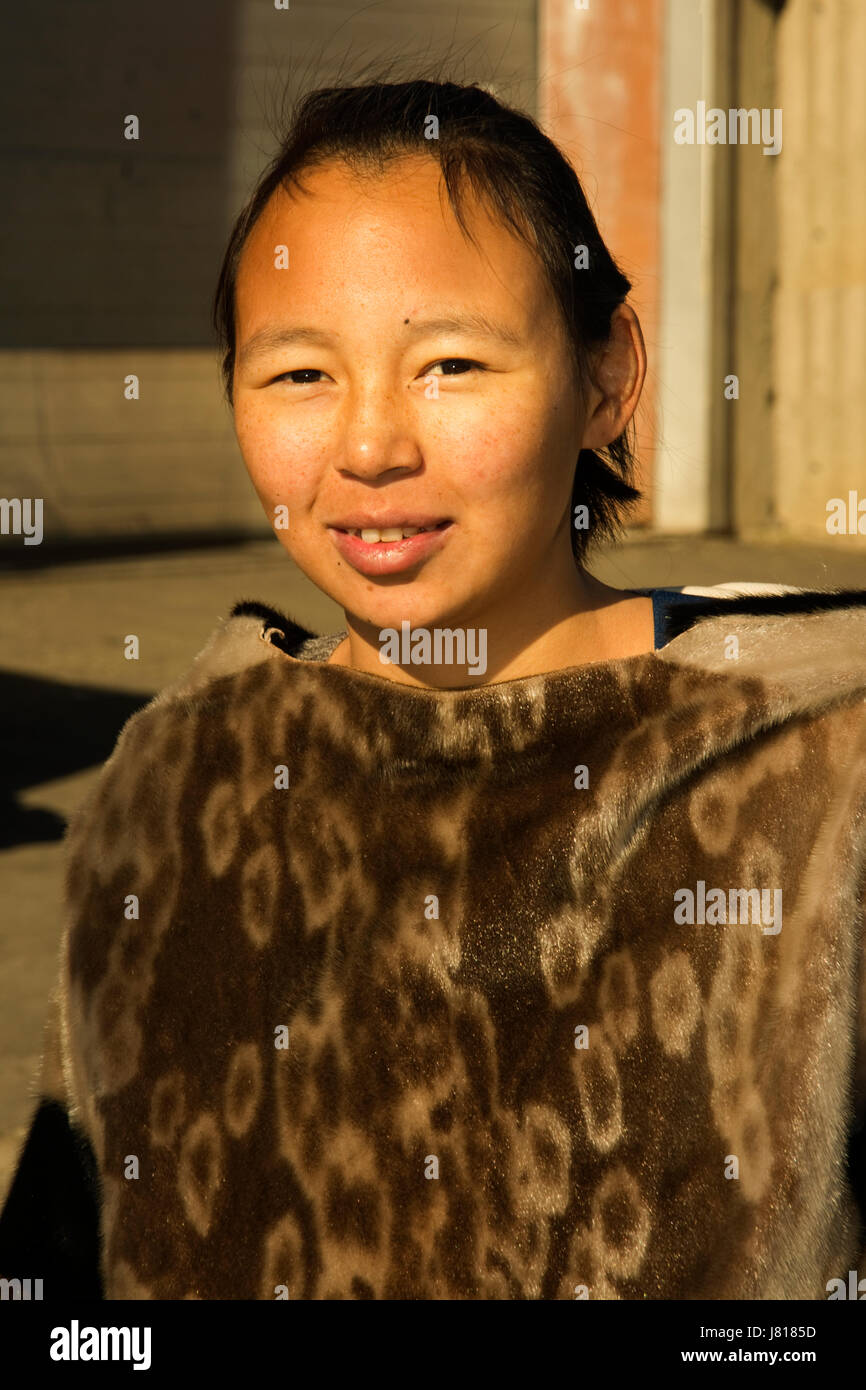 Inuit girl in traditional dress fotografías e imágenes de alta resolución -  Alamy