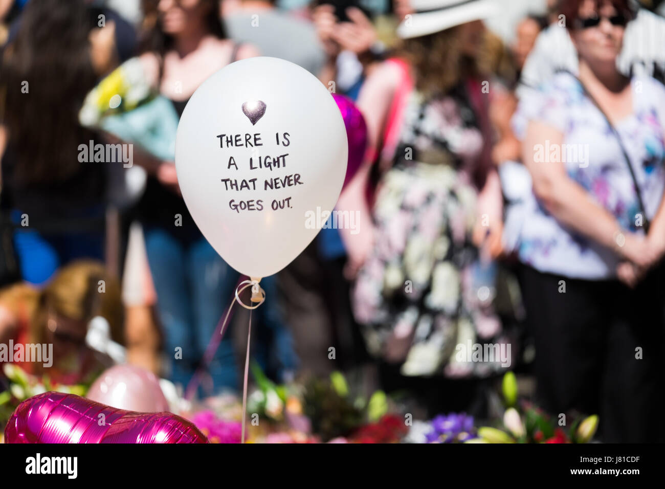 Un mensaje en un globo dice que "hay una luz que nunca se apaga'. St Ann's  Square, en el centro de la ciudad de Manchester está lleno con un mar de  flores,
