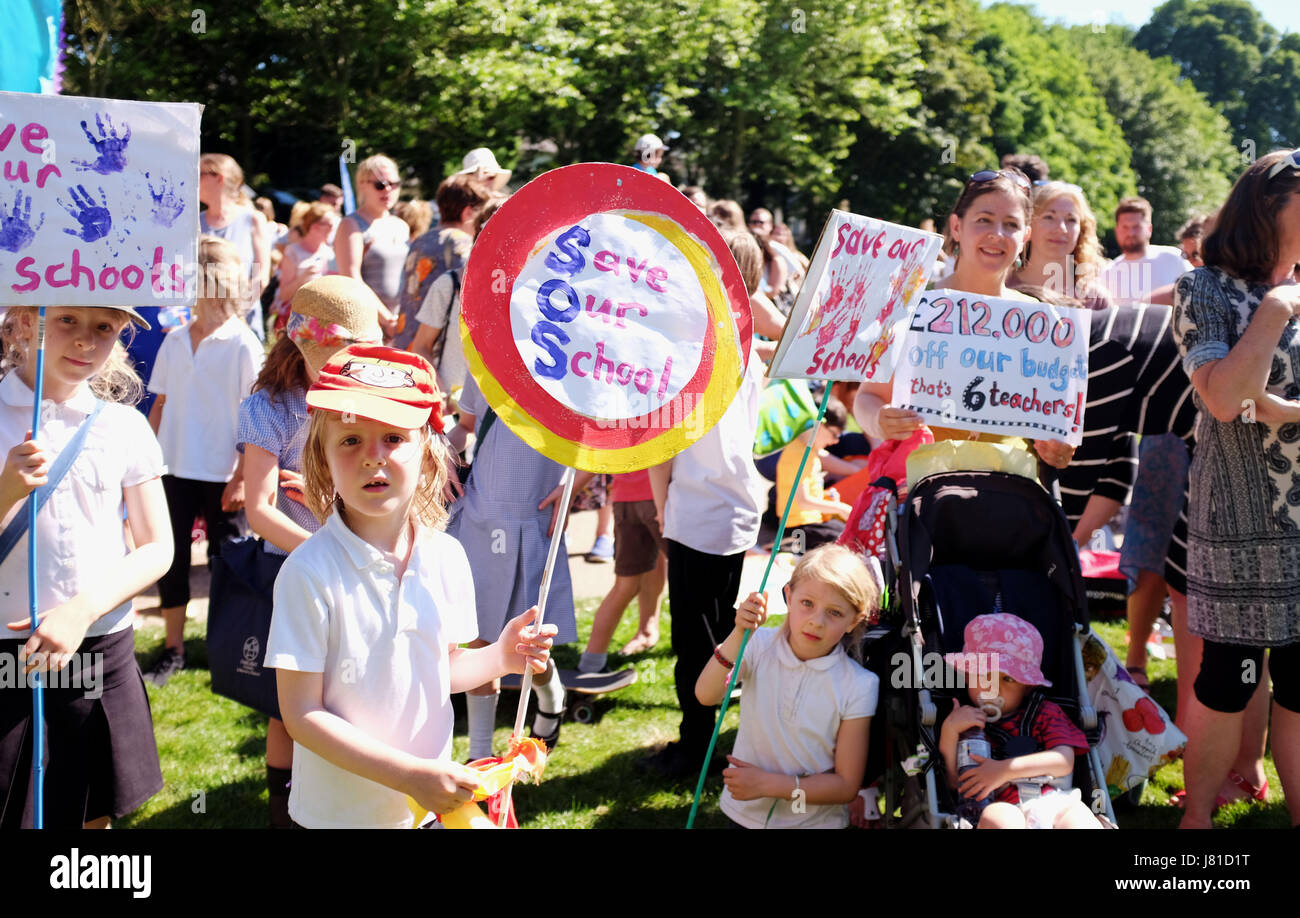 Brighton, Reino Unido. El 26 de mayo, 2017. Los padres de Brighton y Hove escuelas participan en el 'Save nuestras escuelas' (SOS) campaña de protesta a nivel en Brighton hoy contra recortes en educación el Gobierno Credit: Simon Dack/Alamy Live News Foto de stock