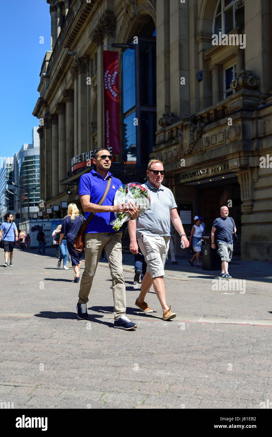 Manchester, Reino Unido. El 26 de mayo de 2017. El océano de homenajes florales crece en St Ann's Square, en el corazón del centro de la ciudad.La gente de todas las caminatas de la vida han llegado a pagar sus respetos a las víctimas del atentado terrorista del lunes. Crédito: Ian Francis/Alamy Live News Foto de stock