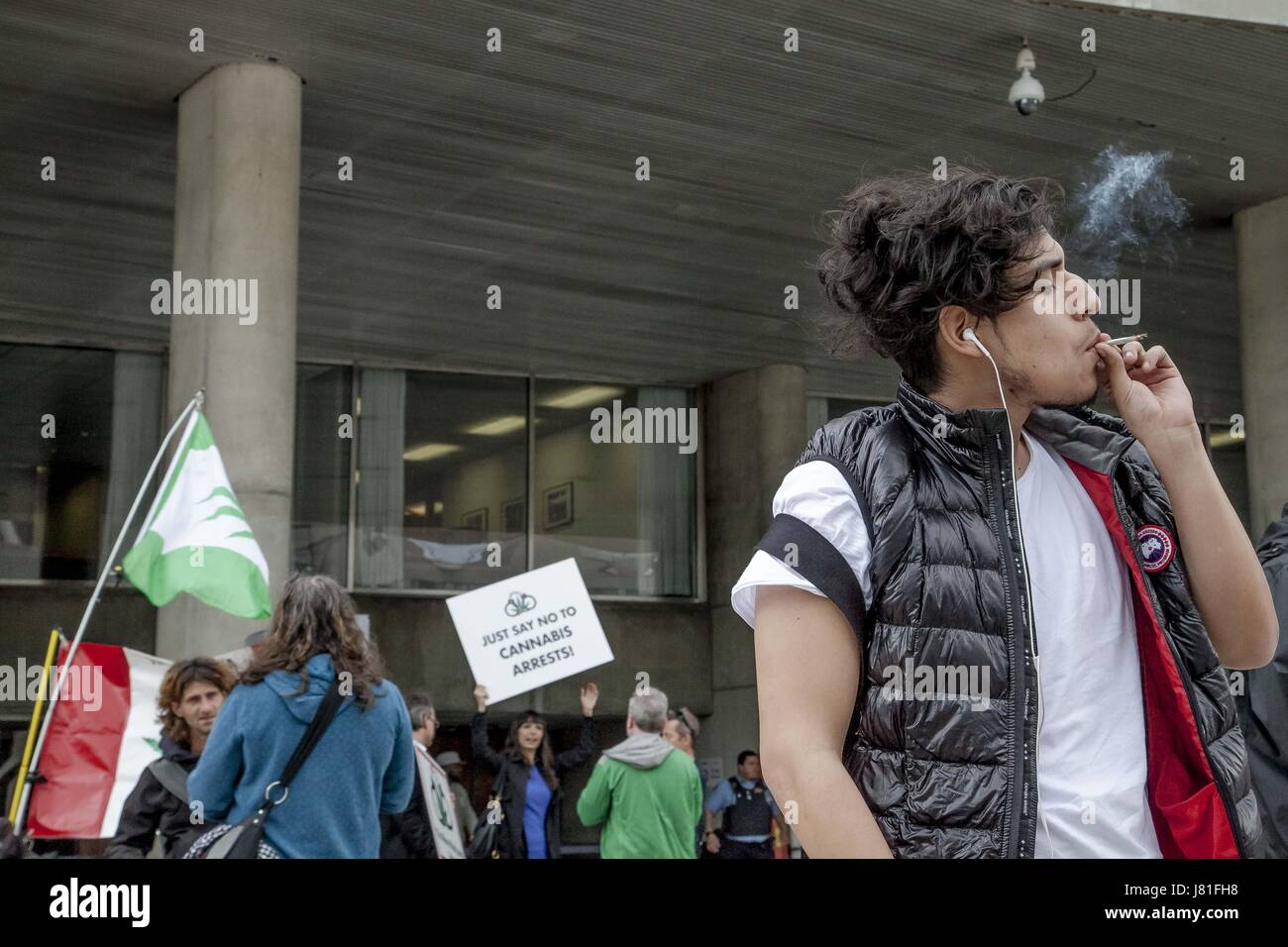 Toronto, Ontario, Canadá. El 26 de mayo, 2017. 26 de mayo marcó un año desde el ''Proyecto'' de Claudia allanamientos y arrestos comenzó. La ley anti-cannabis ha continuado en Toronto y en Canadá en el último año la criminalización de dispensarios de marihuana. Una protesta fue celebrada en el Ayuntamiento por Jodie y Marc Emery, propietarios de la cultura del cannabis dispensario exigiendo cambios políticos y a retirar los cargos contra la marihuana en la ciudad de Toronto a personas acusadas de vender marihuana. En una carta abierta al alcalde de Toronto, Jodie Emery sugiere que Toronto aborda la cuestión de la misma manera Vancouv Foto de stock