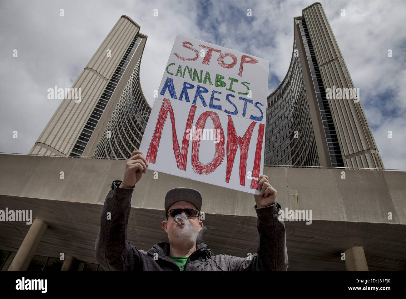 Toronto, Ontario, Canadá. El 26 de mayo, 2017. 26 de mayo marcó un año desde el ''Proyecto'' de Claudia allanamientos y arrestos comenzó. La ley anti-cannabis ha continuado en Toronto y en Canadá en el último año la criminalización de dispensarios de marihuana. Una protesta fue celebrada en el Ayuntamiento por Jodie y Marc Emery, propietarios de la cultura del cannabis dispensario exigiendo cambios políticos y a retirar los cargos contra la marihuana en la ciudad de Toronto a personas acusadas de vender marihuana. En una carta abierta al alcalde de Toronto, Jodie Emery sugiere que Toronto aborda la cuestión de la misma manera Vancouv Foto de stock