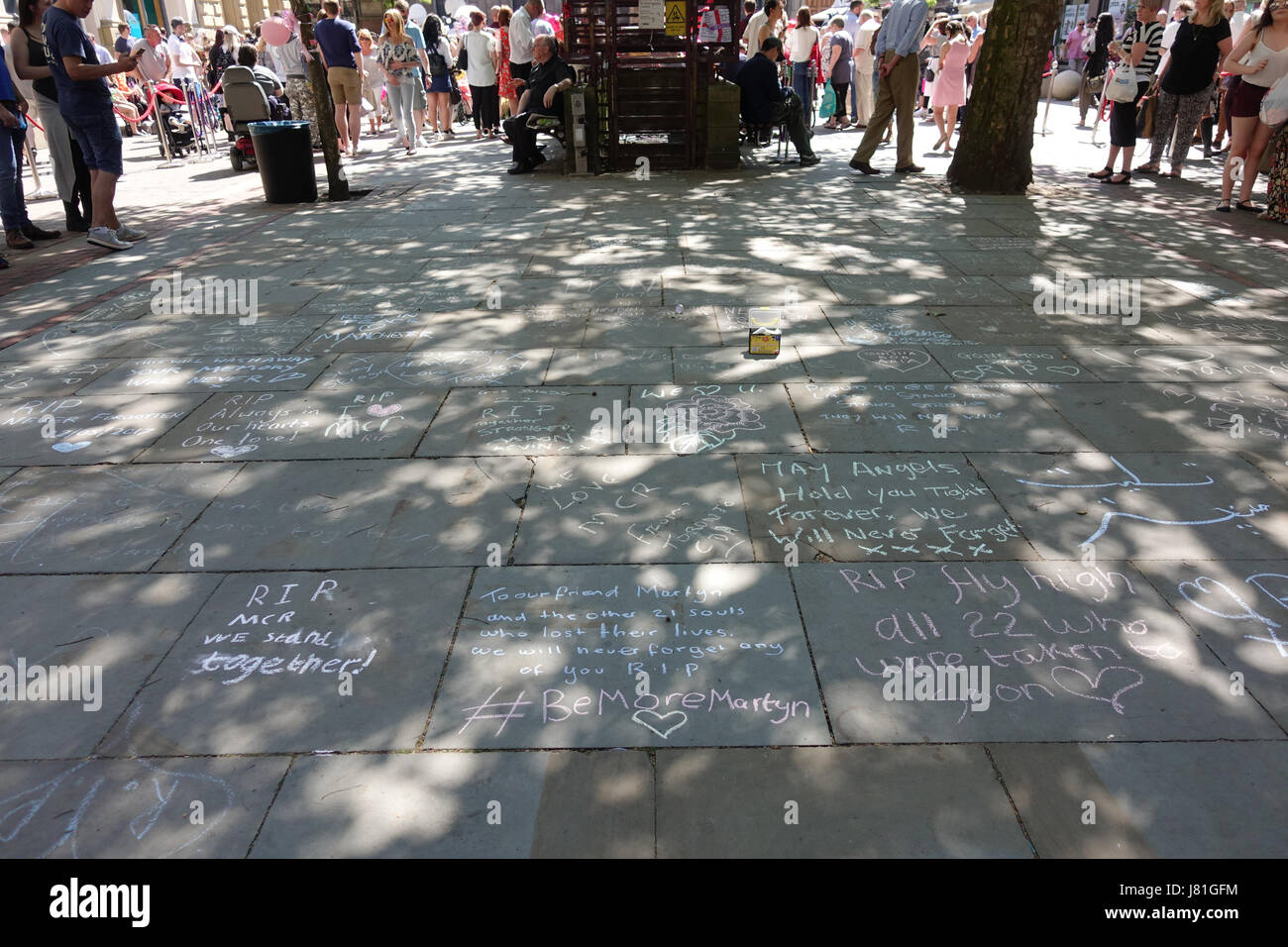 Homenajes a las 22 víctimas y la ciudad de Manchester escrito sobre el pavimento en St Anns Square en el centro de la ciudad de Manchester como pueblo celebra y afligirse. Salman Abedi explotó una bomba suicida y beleived es ser parte de una célula terrorista basado en Libia. Foto de stock