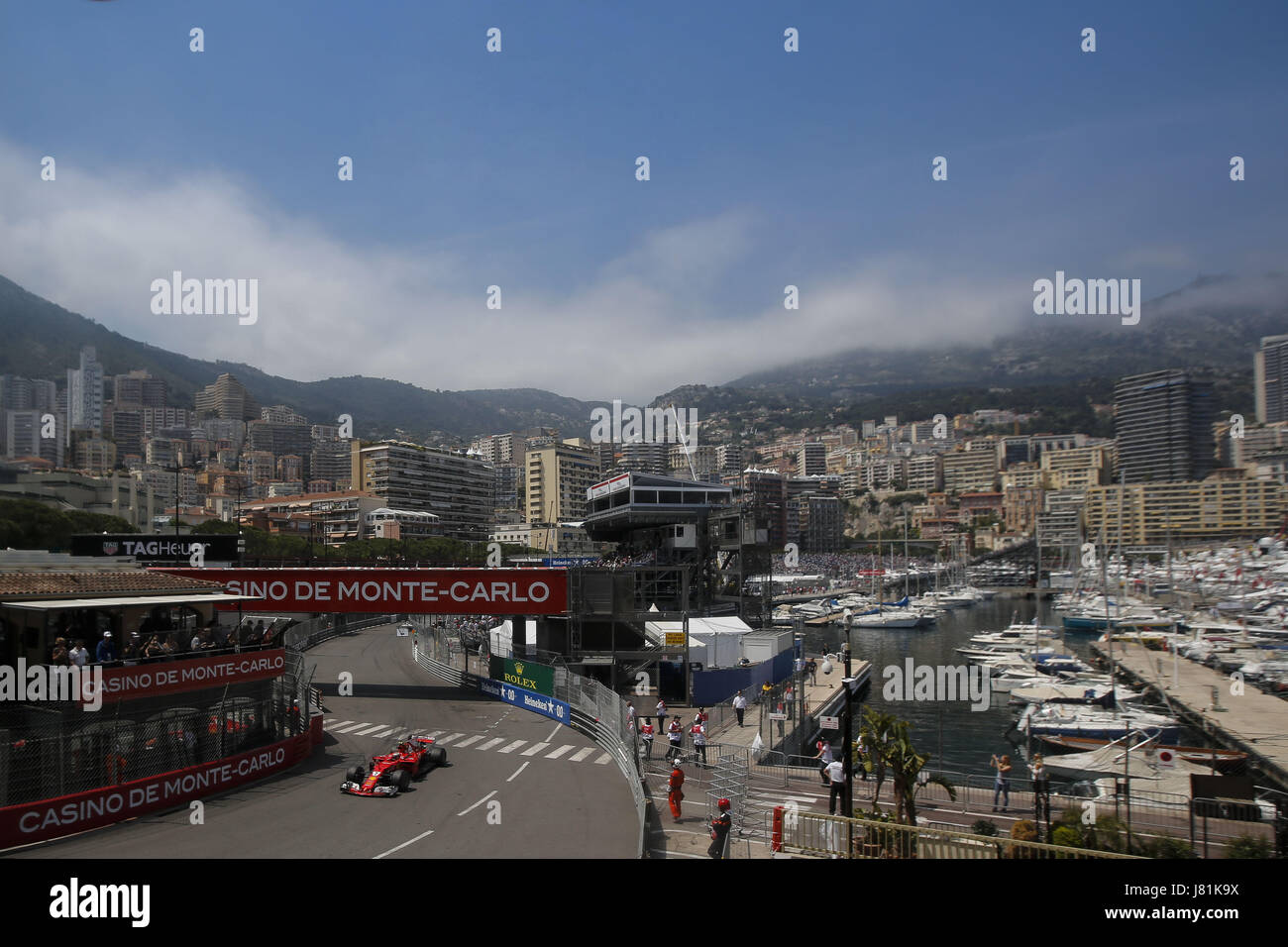 Monte Carlo, Monaco. 25 de mayo de 2017. KIMI RAIKKONEN de Finlandia y la Scuderia Ferrari duros durante la sesión de práctica del 2017 Grand Prix de Fórmula 1 de Mónaco en Montecarlo, Mónaco. Crédito: James Gasperotti/Zuma alambre/Alamy Live News Foto de stock