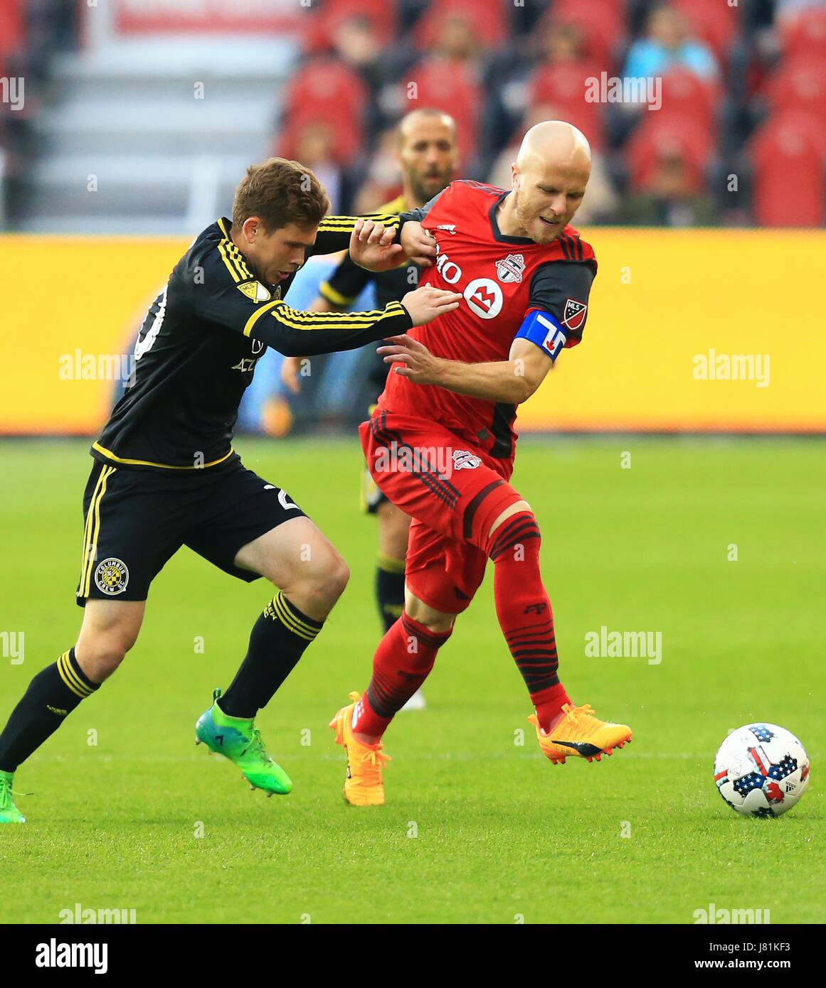 Toronto, Canadá. El 26 de mayo, 2017. Michael Bradley (R) de Toronto FC compite con Wil Trapp de Columbus Crew SC durante el 2017 la Major League Soccer (MLS) partido entre Toronto FC y Columbus Crew SC en BMO Field en Toronto, Canadá, 26 de mayo de 2017. Toronto FC ganó 5-0. Crédito: Zou Zheng/Xinhua/Alamy Live News Foto de stock