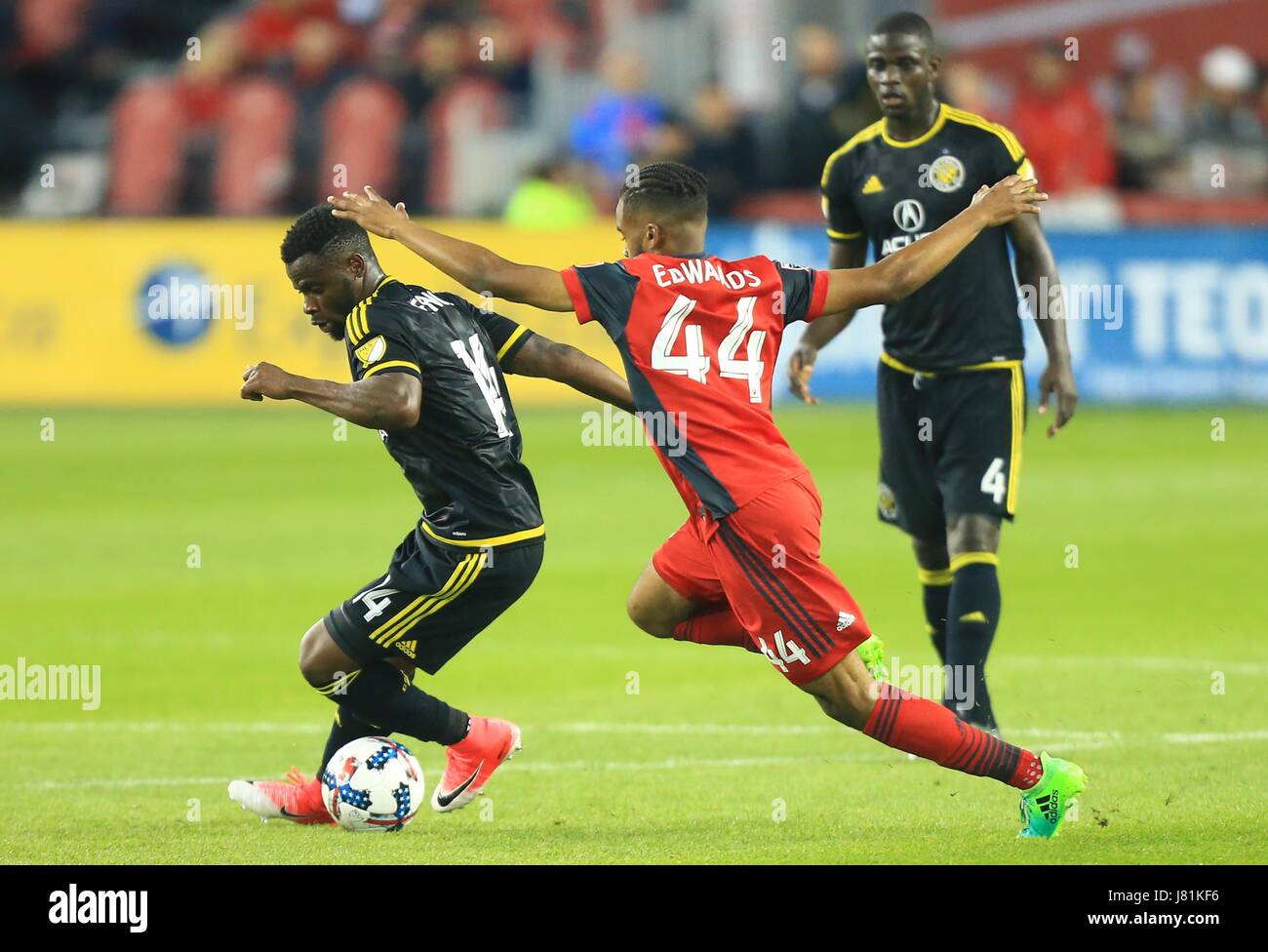 Toronto, Canadá. El 26 de mayo, 2017. Raheem Edwards (C) de Toronto FC compite con Waylon Francis (L) de Columbus Crew SC durante el 2017 la Major League Soccer (MLS) partido entre Toronto FC y Columbus Crew SC en BMO Field en Toronto, Canadá, 26 de mayo de 2017. Toronto FC ganó 5-0. Crédito: Zou Zheng/Xinhua/Alamy Live News Foto de stock