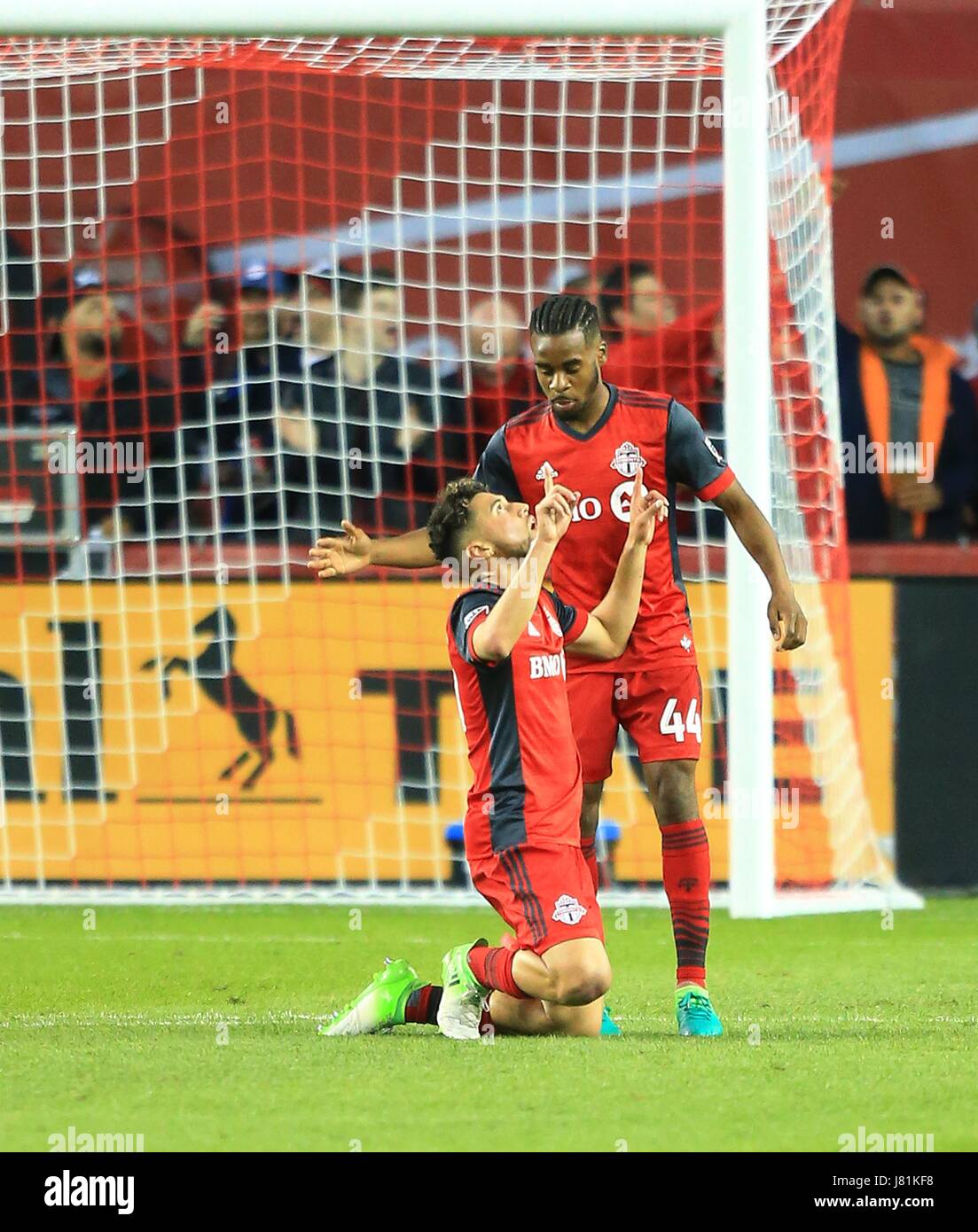 Toronto, Canadá. El 26 de mayo, 2017. Jonathan Osorio (L) de Toronto FC celebra su puntuación con sus compañeros durante el 2017 la Major League Soccer (MLS) partido entre Toronto FC y Columbus Crew SC en BMO Field en Toronto, Canadá, 26 de mayo de 2017. Toronto FC ganó 5-0. Crédito: Zou Zheng/Xinhua/Alamy Live News Foto de stock