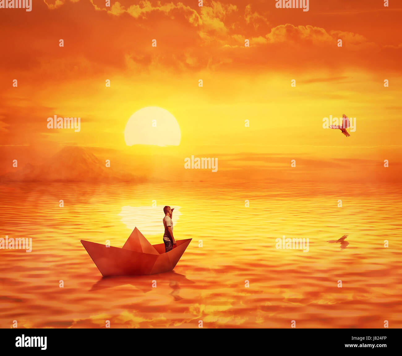 Silueta de un solitario chico en un barco de papel perdido en el océano, contra el cielo del atardecer naranja y una paloma volando para encontrar la orilla. Aventura y j Foto de stock