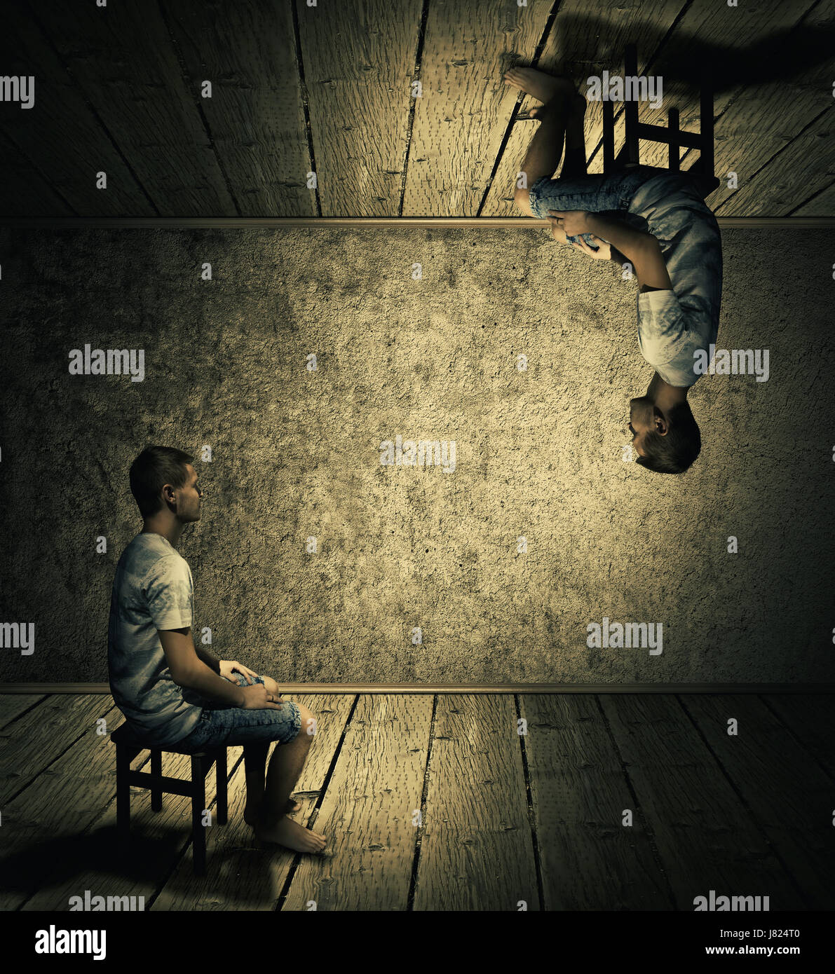 La idea creativa de concepto con un hombre sentado en una habitación oscura arriba y abajo mirando en cada uno de los otros dos. Mundo paralelo conceptual, realidad alternativa, FIC Foto de stock