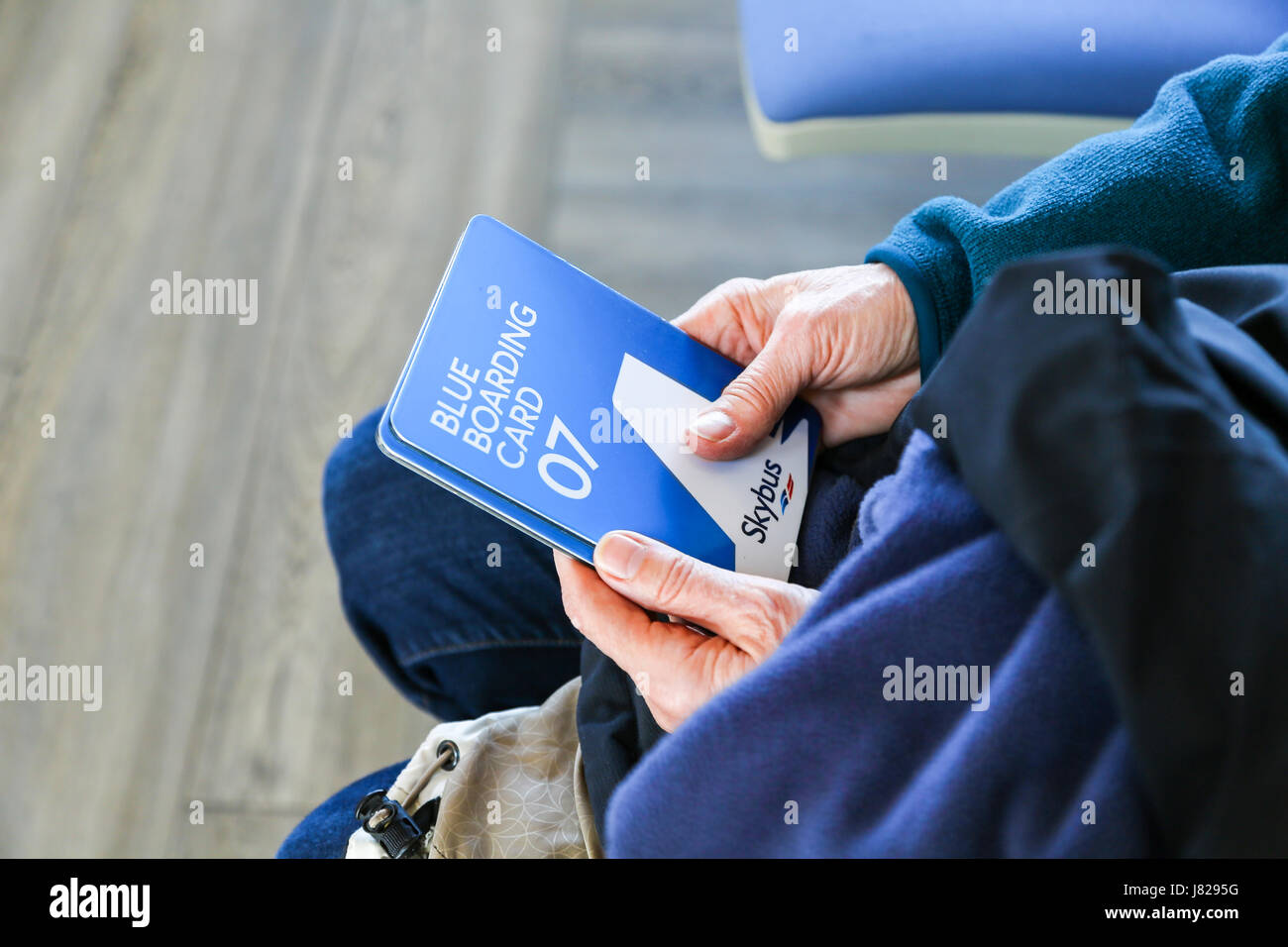 A la espera de pasajeros con tarjetas de embarque o tarjetas de embarque en el aeropuerto de Land's End, San Justo, Cornwall, Inglaterra Foto de stock