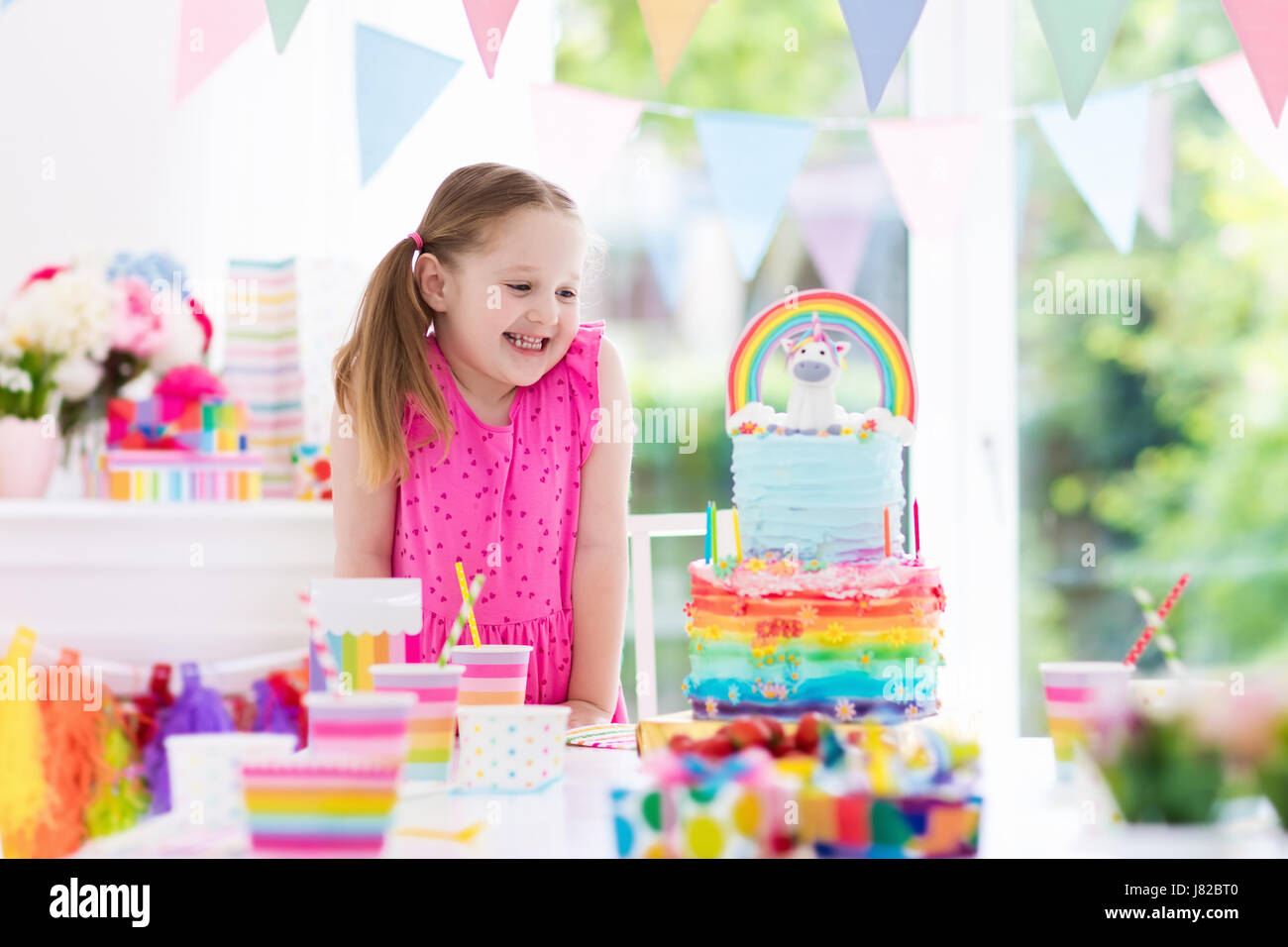 Fiesta De Cumpleanos Para Ninos Con Coloridas Y Decoracion En Tonos Pastel Y Unicornio Arcoiris Pastel Nina Con Dulces Dulces Y Frutas Globos Y Banner En Festivo Fotografia De Stock Alamy
