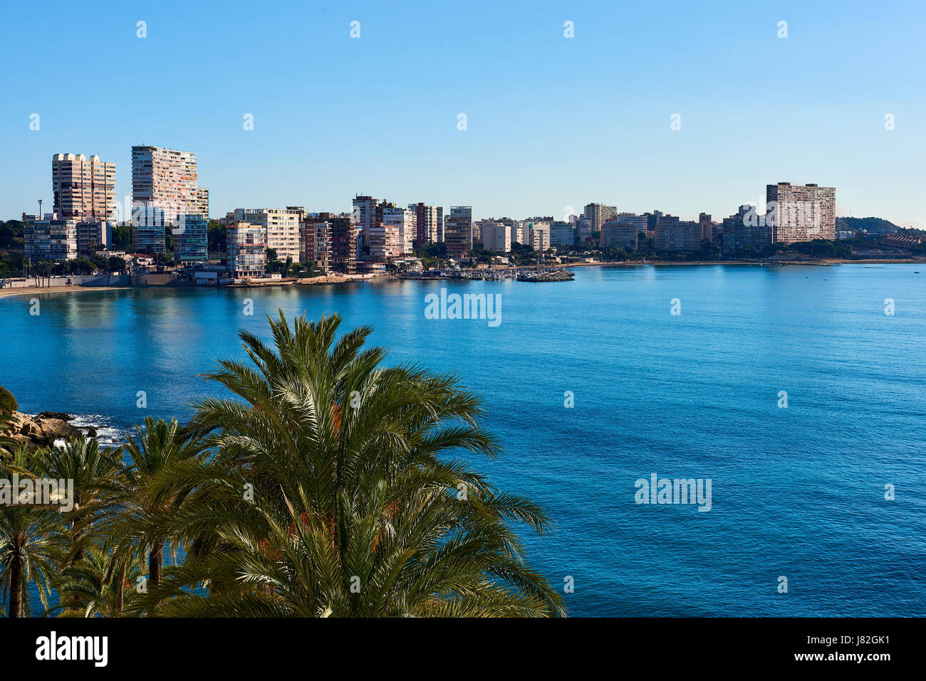 Vistas al horizonte de la Albufereta al soleado día de invierno. Costa Blanca, Alicante. España Foto de stock