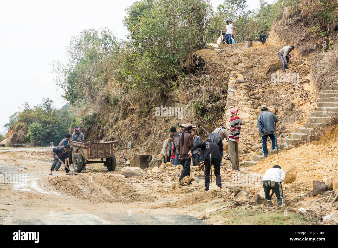 Las reparaciones después de la lluvia en el Mawpun Mawsynram en carretera, Meghalaya, India Foto de stock