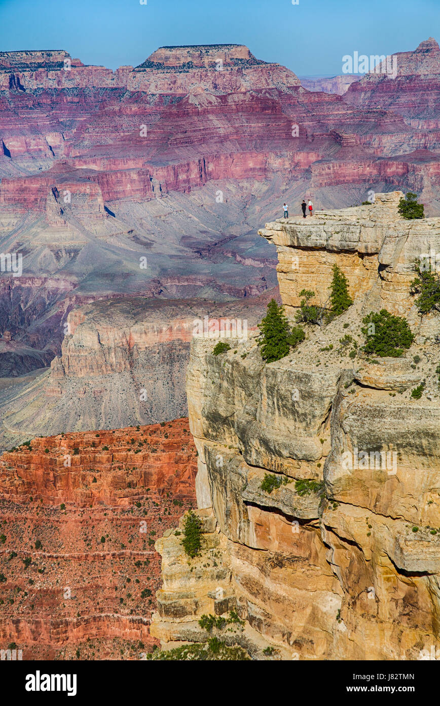 Los turistas en el borde de la Grand Canyone Foto de stock