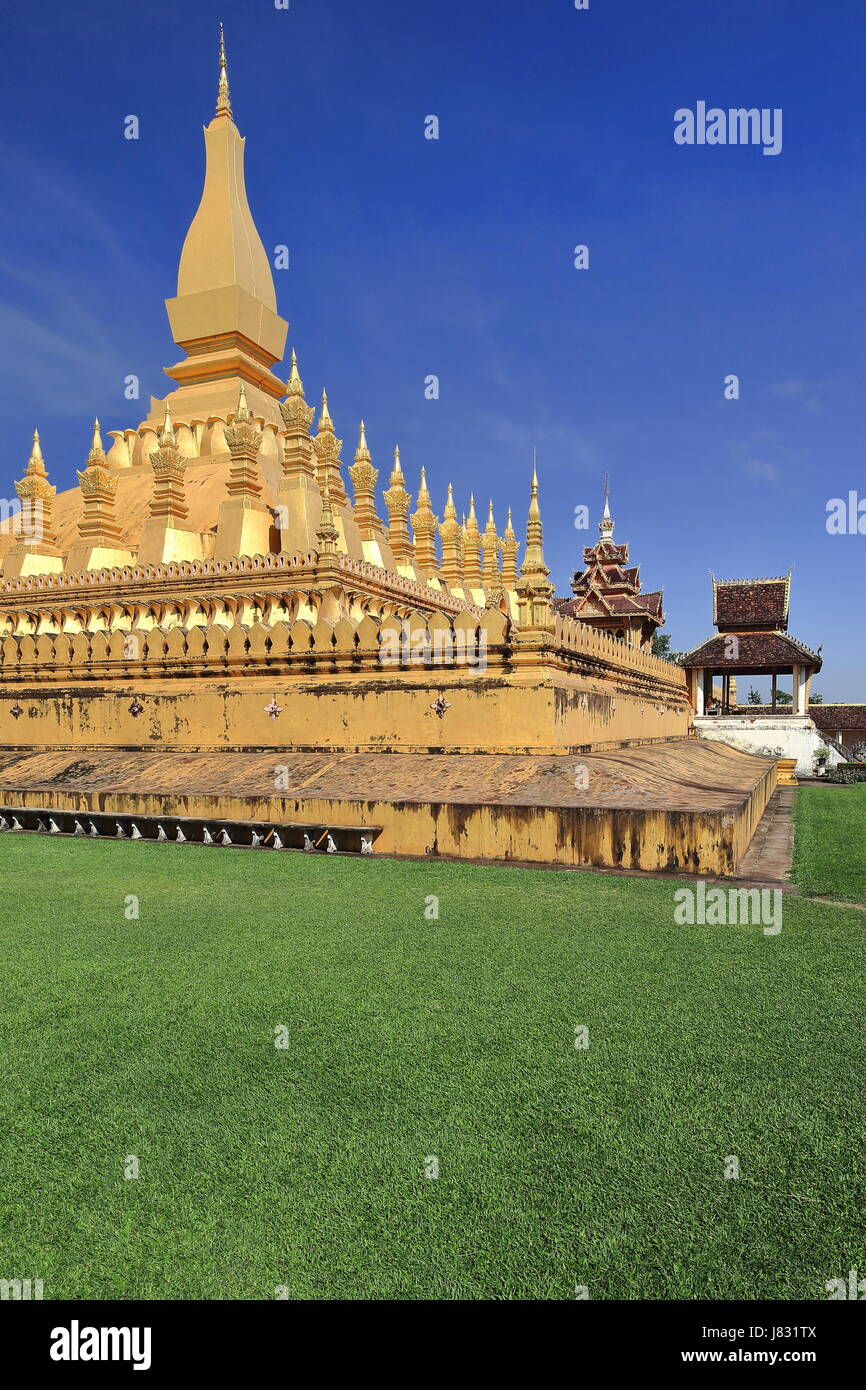 Pha That Luang Stupa cubiertos de oro grande colocar 4 km.del centro de