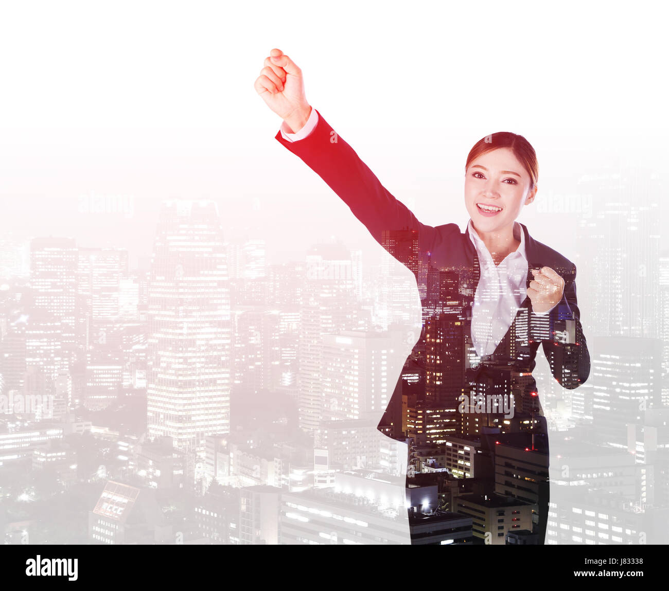 Doble exposición de mujer de negocios de éxito manteniendo los brazos levantados con una ciudad antecedentes Foto de stock