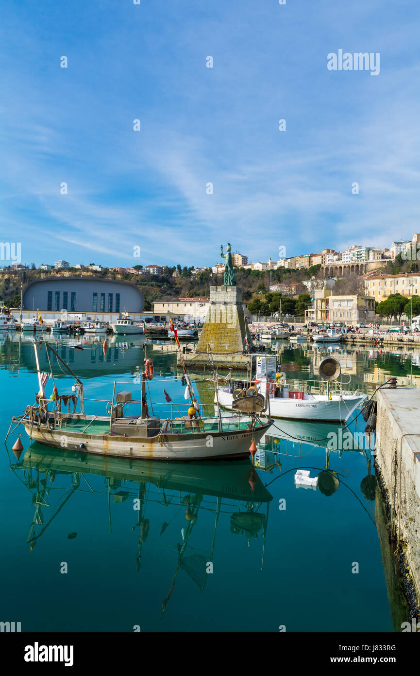 Ortona (Abruzzo, Italia) - La ciudad en el mar Adriático, con un gran puerto, vistas panorámicas al castillo medieval y al centro histórico. Foto de stock