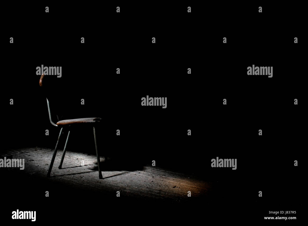 Interrogation chair fotografías e imágenes de alta resolución - Alamy