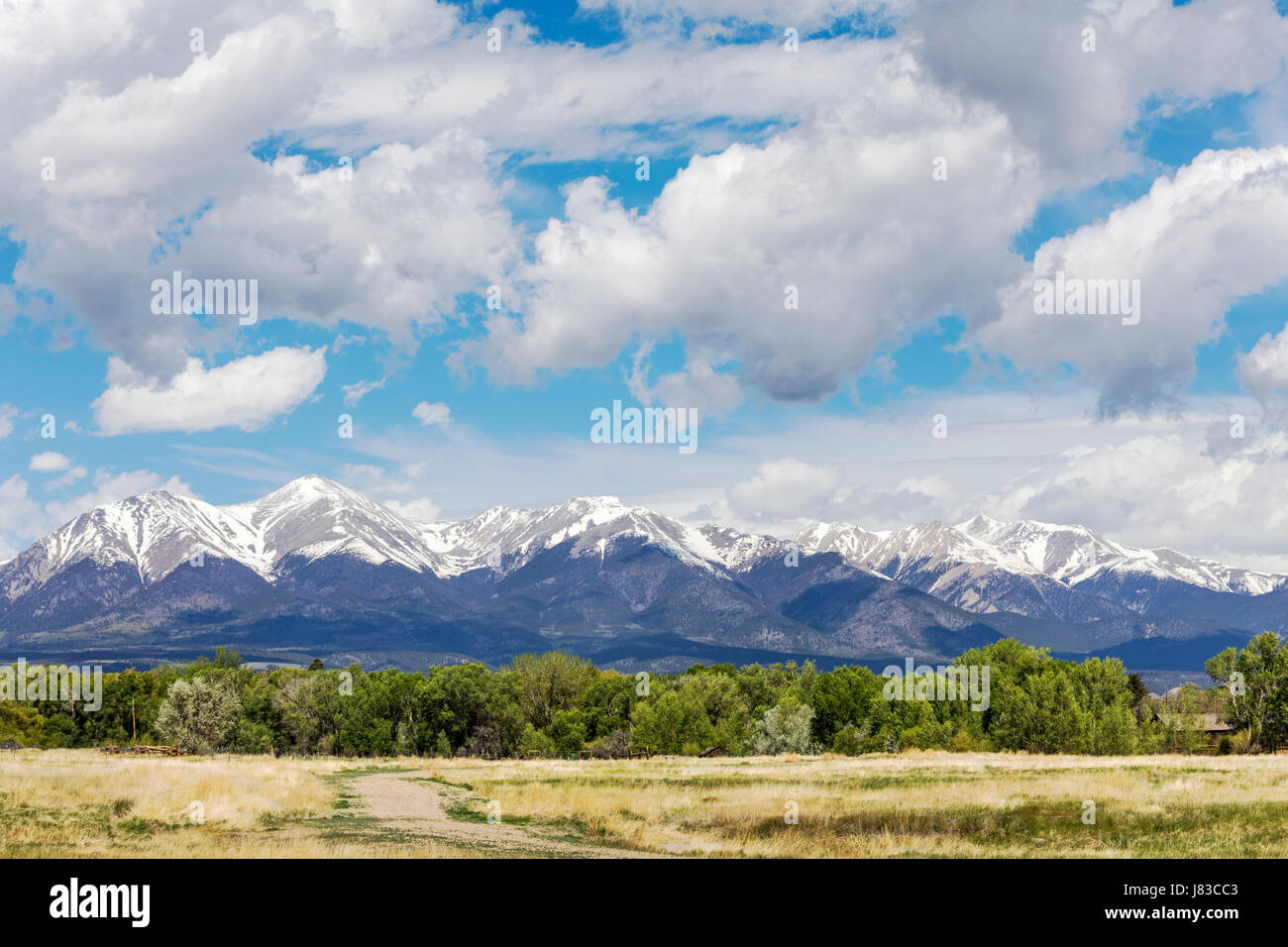 Vista de Mt. Shavano 14,235 pies; Sawatch Range; Montañas Rocosas; desde el Valle del Río Arkansas; Salida, Colorado, EE.UU. Foto de stock