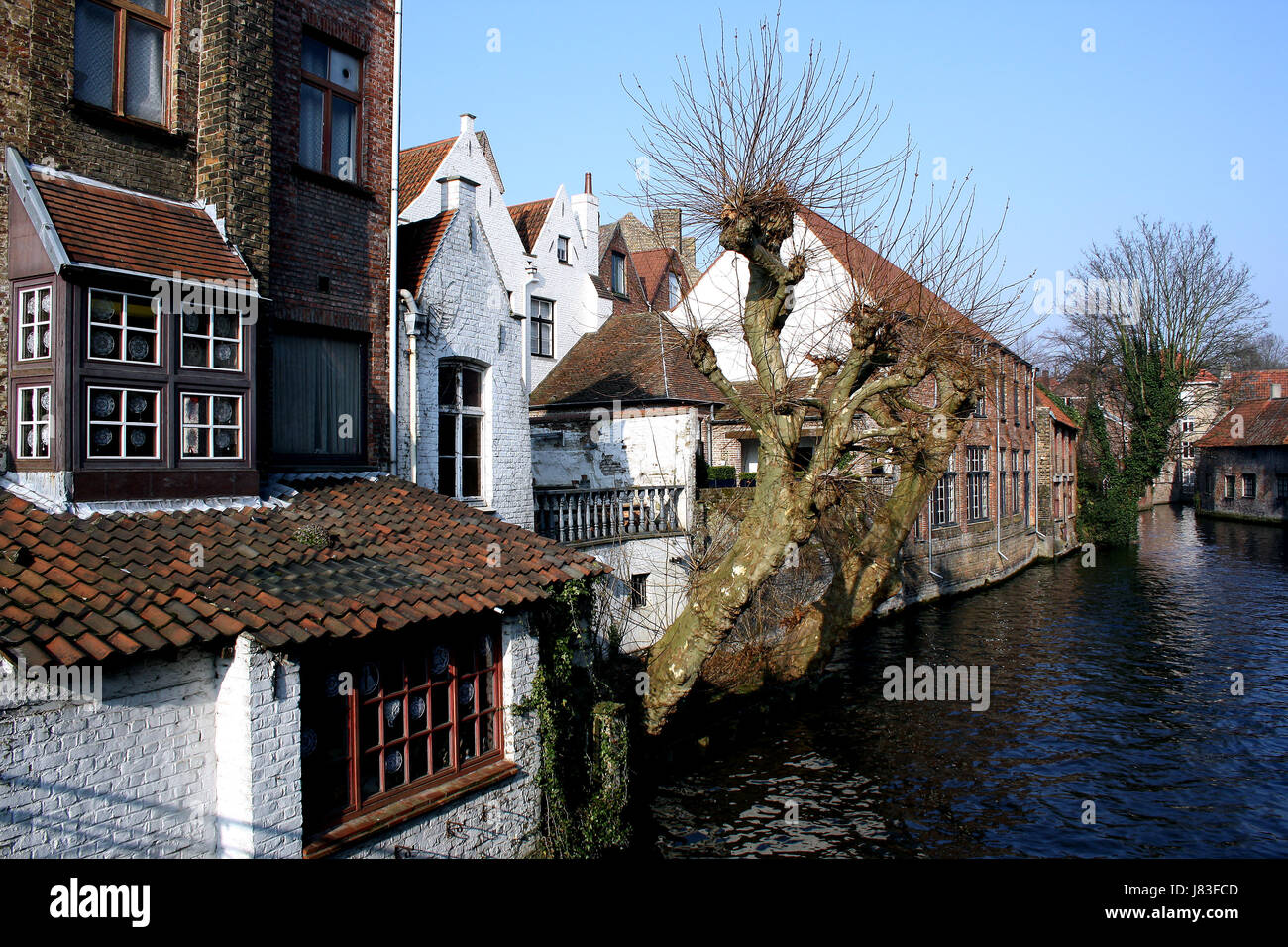 Turismo histórico casco antiguo canal histórico edificio Bélgica brujas Foto de stock