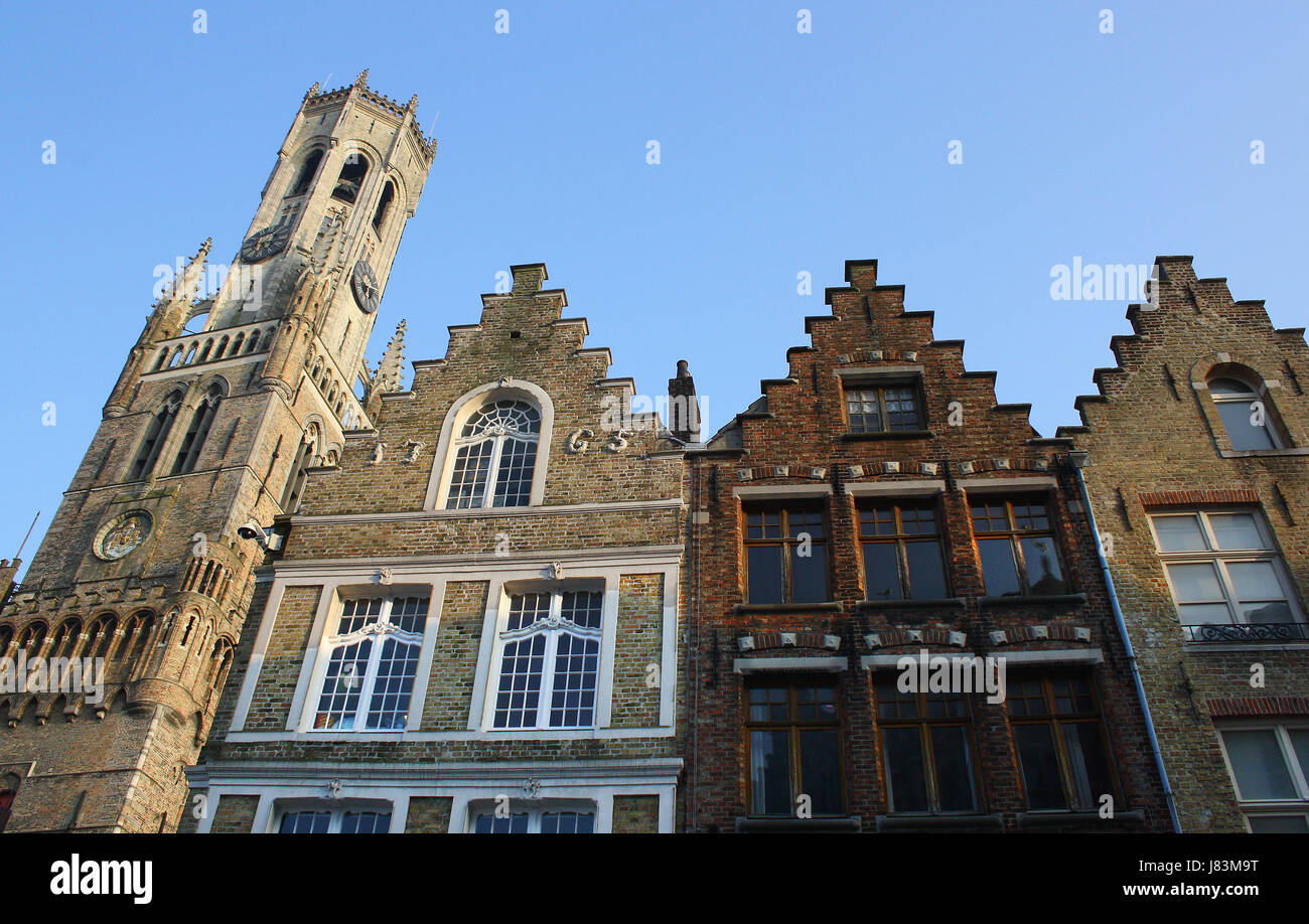 Turismo ciudad vieja Bélgica brujas la construcción de casas de piedra casas históricas y el turismo Foto de stock