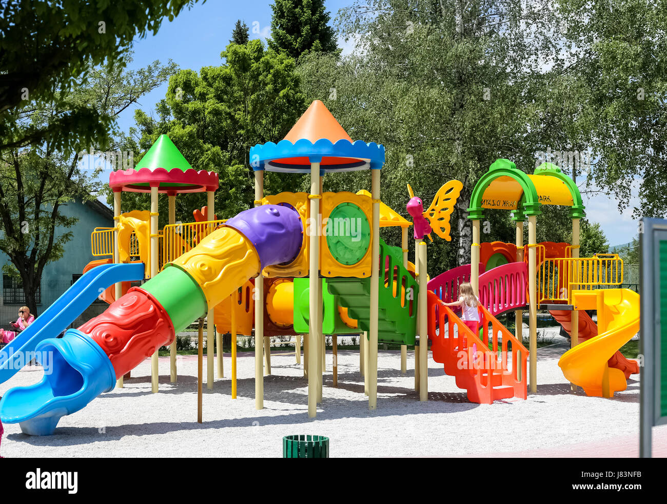 Parque para niños, toboganes, túneles, laberintos, de todos los colores,  los niños felices, juegos infantiles Fotografía de stock - Alamy