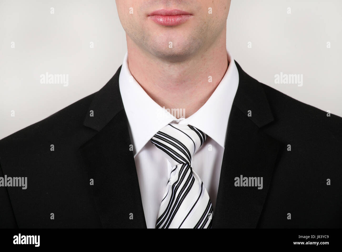 Retrato hombre de negocios con traje negro camisa blanca y corbata negra blanco Fotografía de stock Alamy