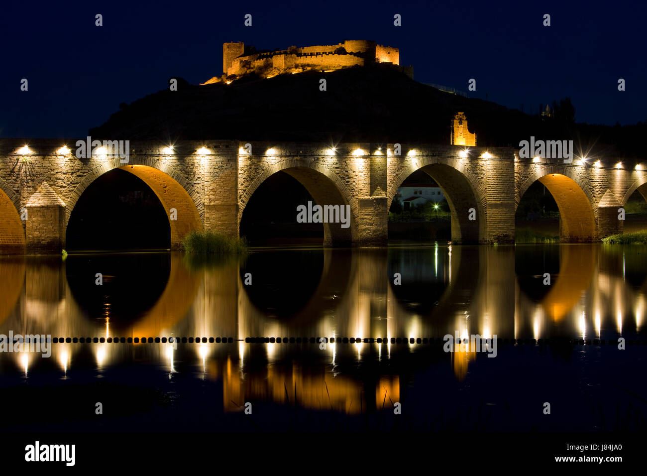 Viajes históricos edificios stronghold noche puente de luces nocturnas vistas Foto de stock
