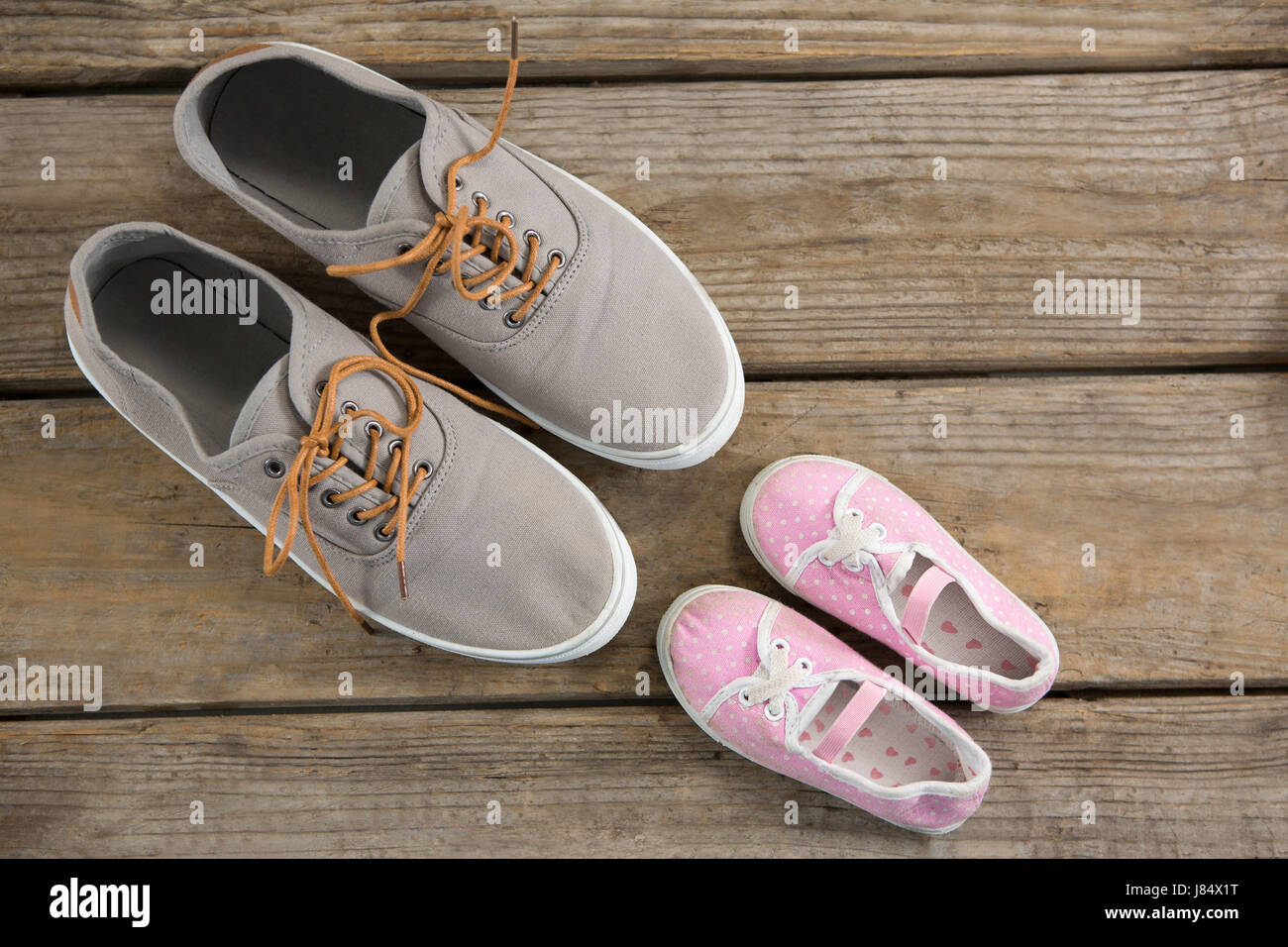 Boy patucos en zapatos de hombre adulto Fotografía de stock - Alamy