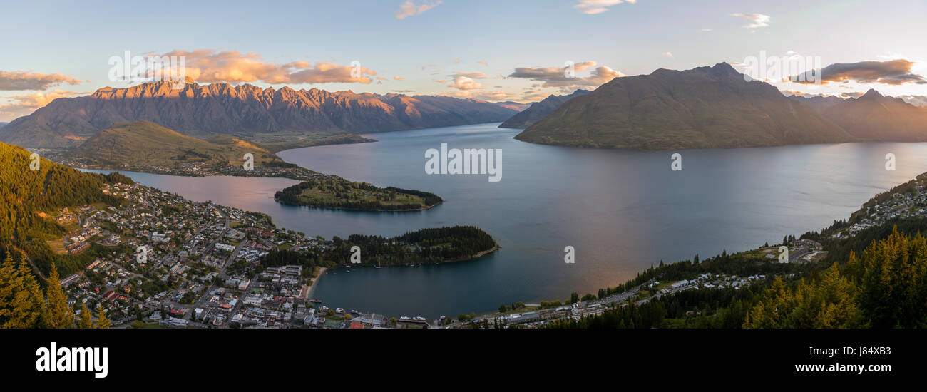 Vistas del lago Wakatipu y Queenstown al atardecer, Ben Lomond Reserva escénica, la cordillera Remarkables, Otago, Isla del Sur Foto de stock