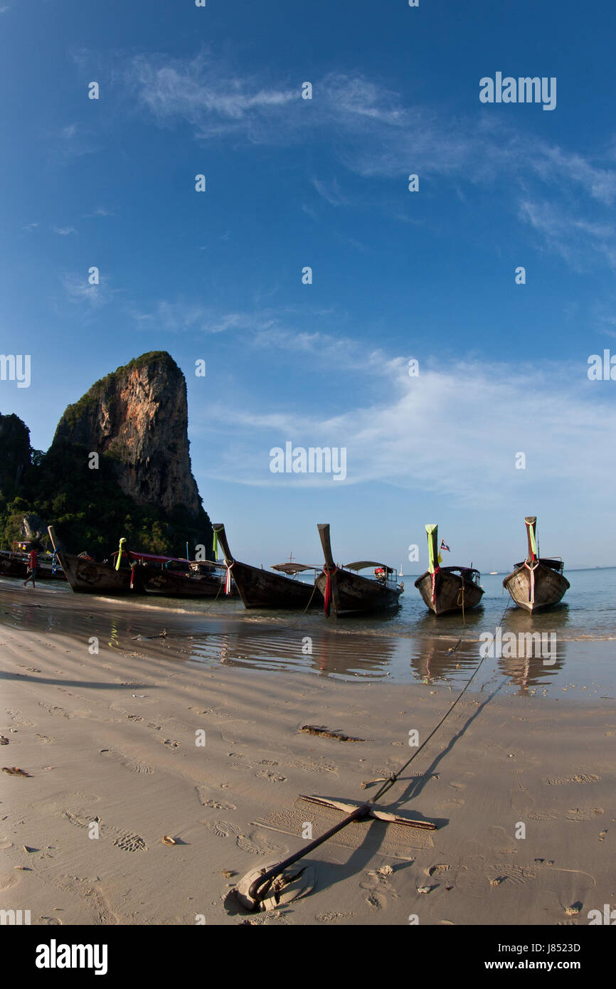 En bote de cola larga playa railay Tailandia Foto de stock