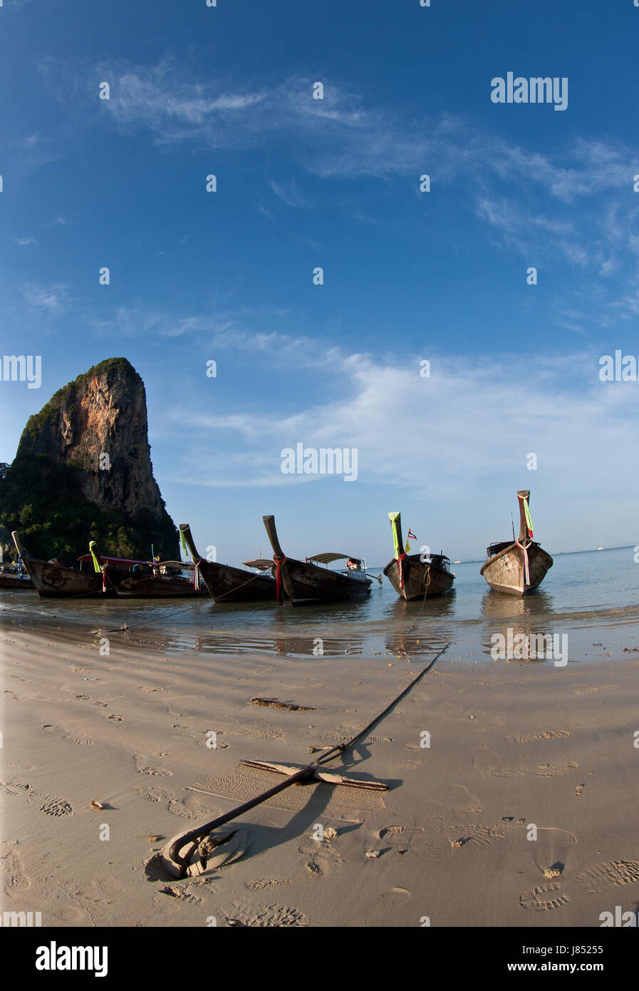 En bote de cola larga playa railay Tailandia Foto de stock