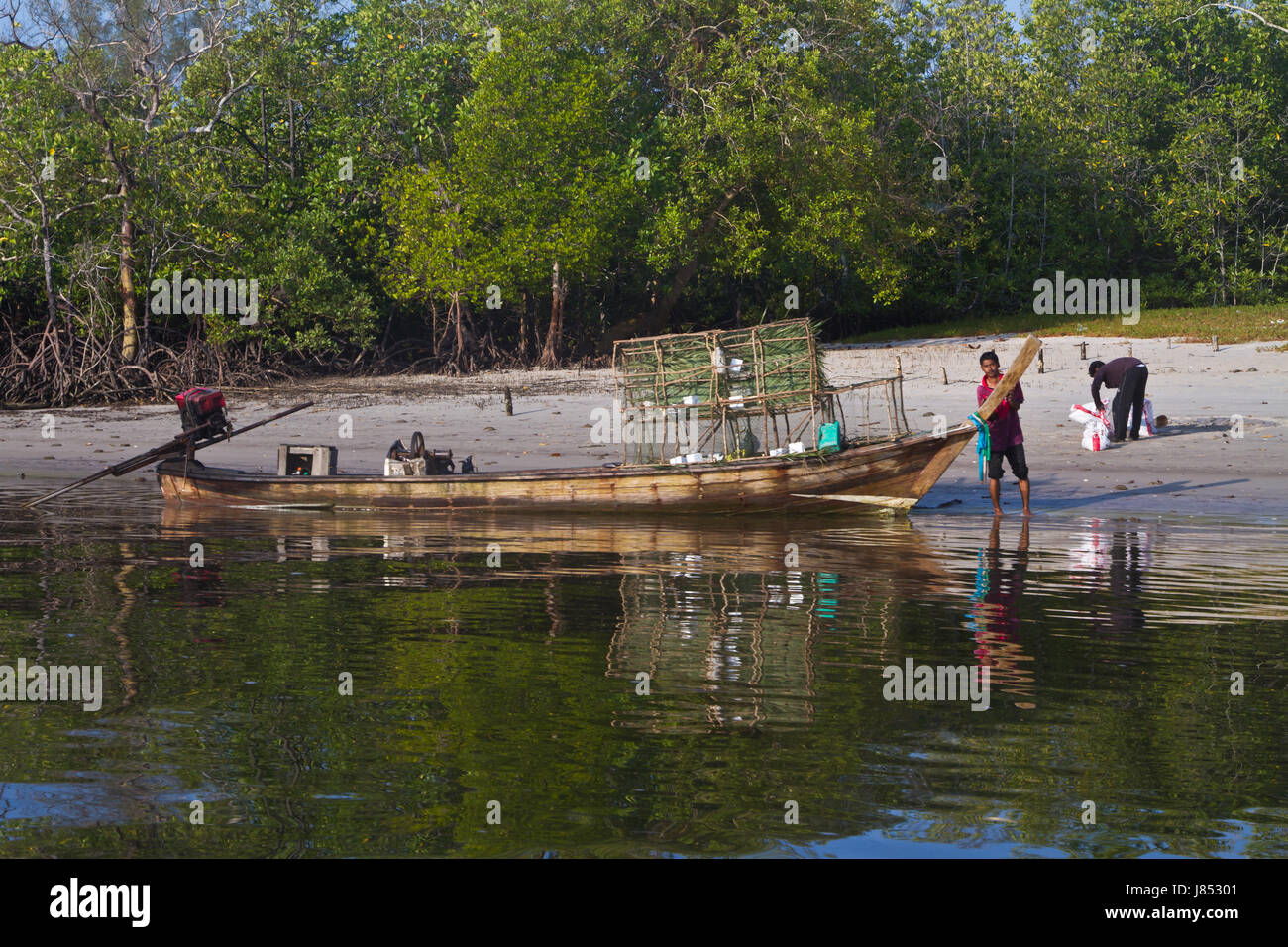 Long tail boat esperando cliente en Tailandia Foto de stock