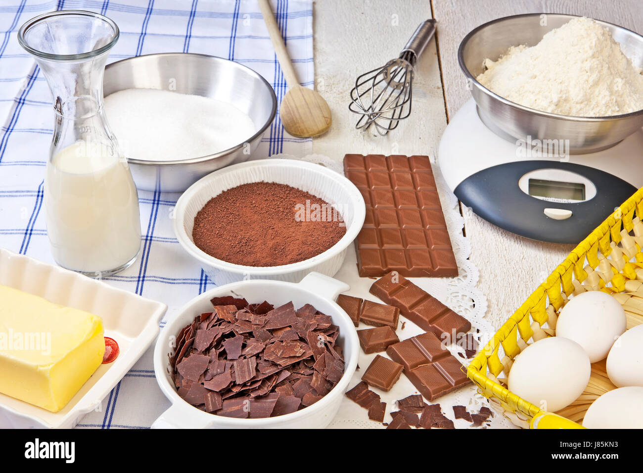 Batidor de Huevos harina mantequilla postre de chocolate de cacao, azúcar y  leche garrafa cocina Fotografía de stock - Alamy